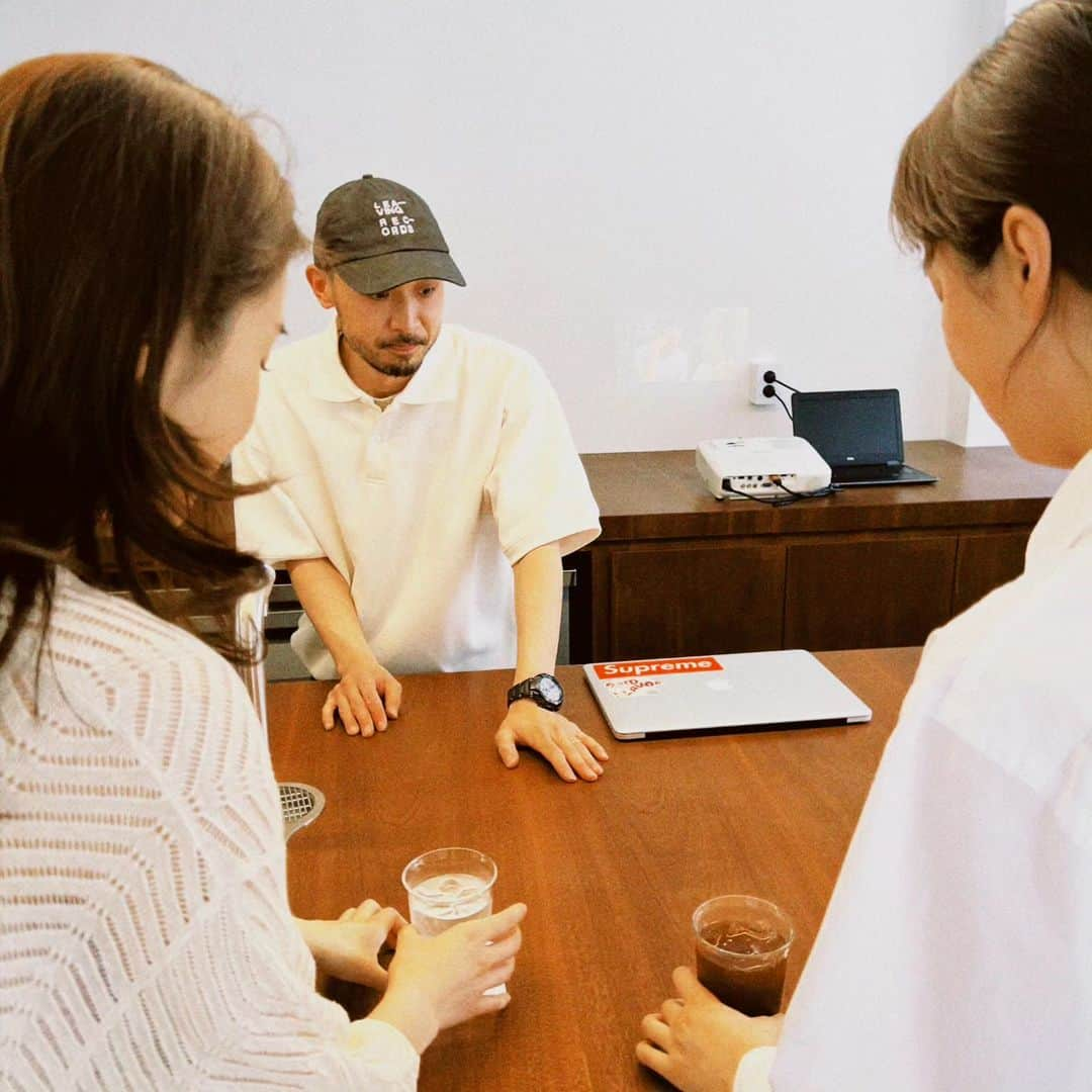 カン・ソラさんのインスタグラム写真 - (カン・ソラInstagram)「햇살 좋은 날, smalls coffee에서  커피맛에 감동 사장님 센스에 감동 기분전환 시켜준 @pagayoung @jungjaeyoun  두분께 감동」5月11日 22時02分 - reveramess_