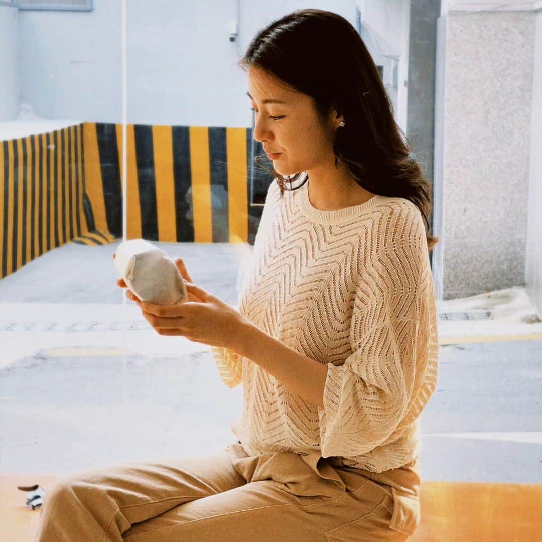 カン・ソラのインスタグラム：「햇살 좋은 날, smalls coffee에서  커피맛에 감동 사장님 센스에 감동 기분전환 시켜준 @pagayoung @jungjaeyoun  두분께 감동」