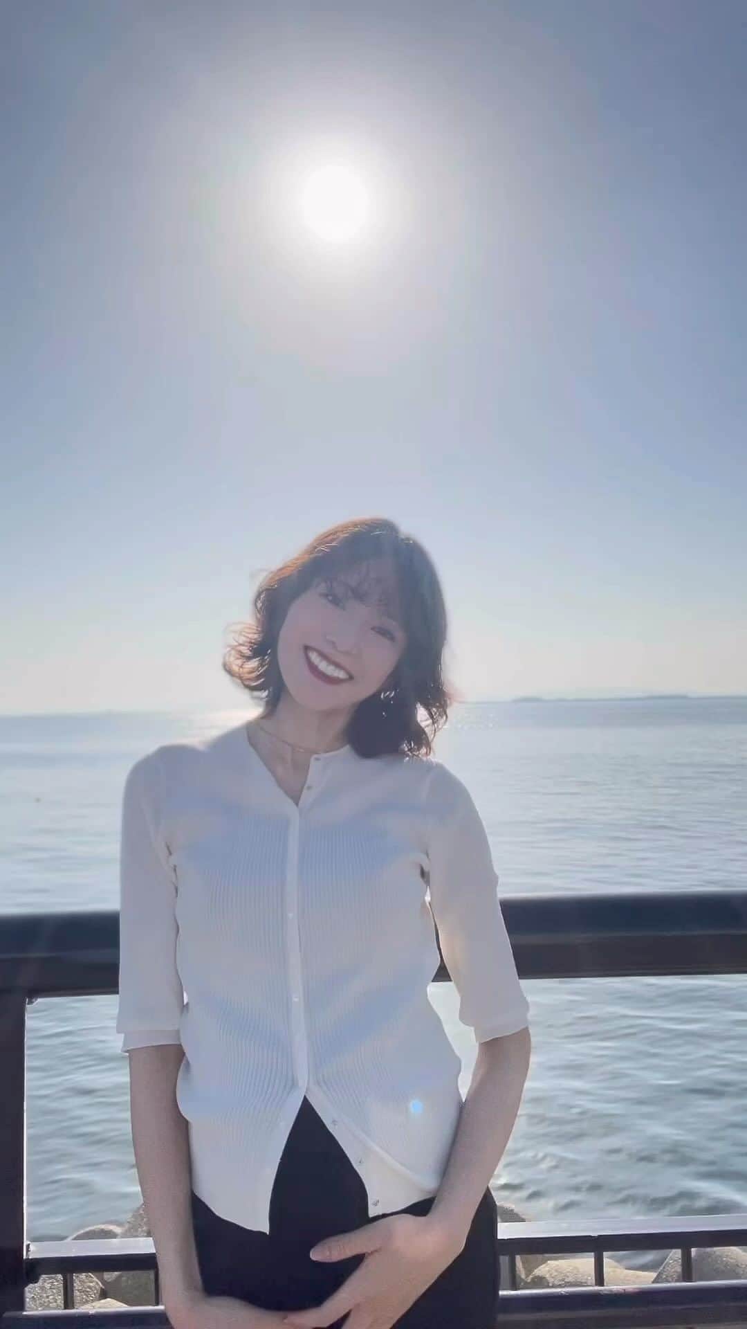 のインスタグラム：「✂︎ hair  里帰り〜出産〜で約3か月間程は いつもわたしのヘア全てをお願いしている ✂︎ @nosekoji さんの元へいけないので  里帰り直前にしっかりめだけど扱いやすく いい状態を保てるようにパーマを当て直しました  パーマスタイルになることで オシャレさを簡単に出せるけれど カジュアルになりすぎるのは好みでないので  ラフさカジュアルさボーイッシュさが 出過ぎないように 赤めリップなんかを塗っても 大人めワンピースを来てヒールを履いた日にも マッチして女性らしく色っぽさも出せるように なんてわがままなお願いしています…🫢🤍笑  傷みを考慮して カラーは約2か月してませんが 嫌なプリンにならないようにこのままいても 地毛と馴染むように調整してもらって◎  #7 #ヘアカラー  #ヘアスタイル  #hair #パーマ  #出産準備」