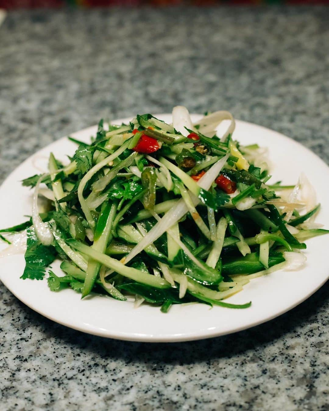 猪鼻ちひろさんのインスタグラム写真 - (猪鼻ちひろInstagram)「食いしん坊イノハナ、中国へ上陸？！🇨🇳 と思えるくらいの異国情緒溢れた日 @spring_tkj の撮影で 埼玉の西川口を巡り、食い倒れてきました。  まだ知らない中華を国内で味わえるなんて！ 初めて食べた #鉄鍋屯 も忘れられないし(提供スタイル含めね😏) 海外旅行気分を大満喫。  食べ物や店内、街並み、店員さん…色々な雰囲気含めて 異国の地に来たような気持ちになれました✊  写真は @murakenphoto 📸 みんなで一緒に食べながら すってきな写真をたくさん撮っていただいちゃった！ お土産も買ってルンです😚  詳細は是非誌面を見てね♡ #明日は水着の販売日 #お知らせもしていきます #お付き合いくださいね🥹 #ちひろのごはん #雑誌スプリング #雑誌SPRiNG #SPRiNG #西川口 #ライカ」5月11日 22時06分 - inohanachihiro