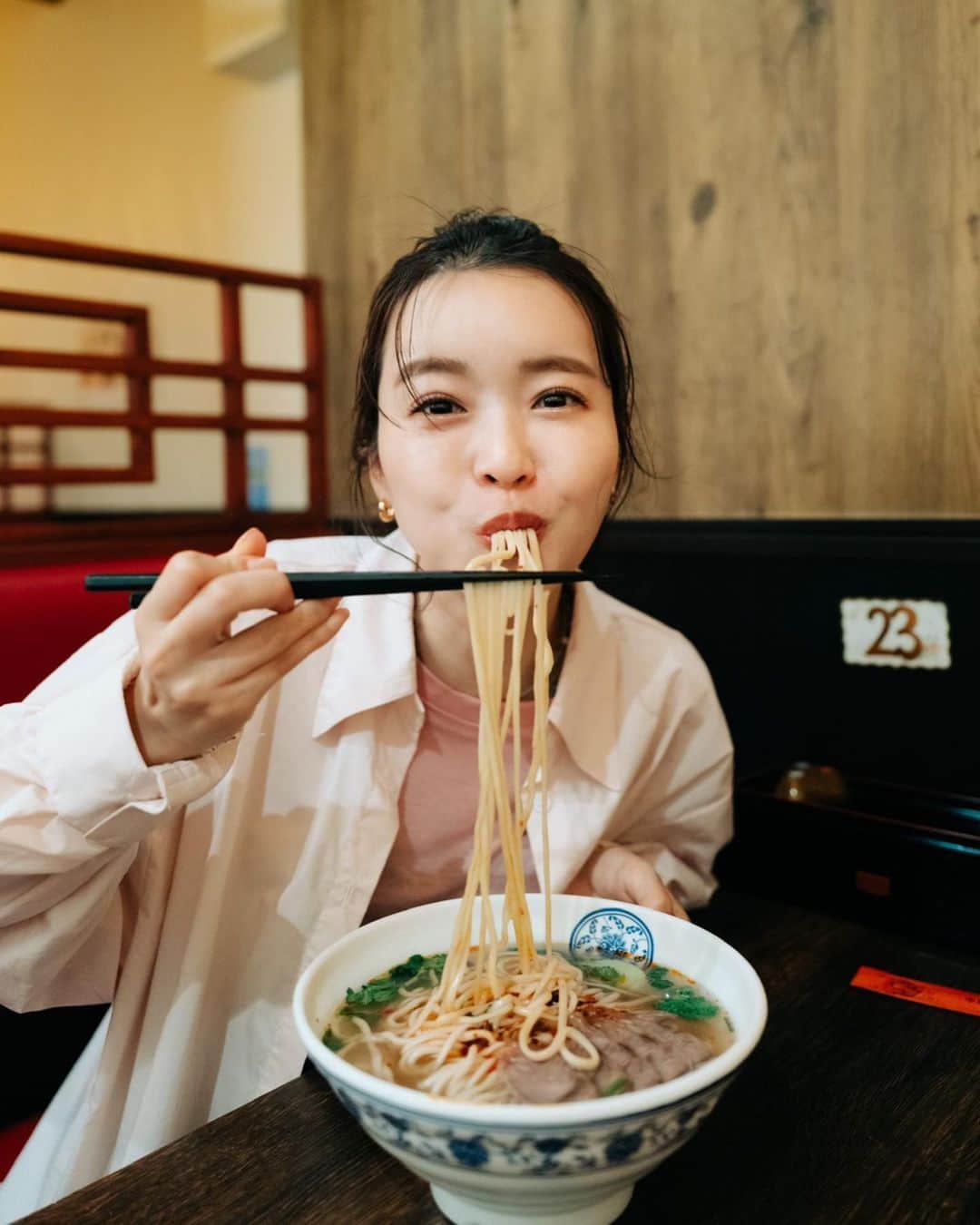 猪鼻ちひろのインスタグラム：「食いしん坊イノハナ、中国へ上陸？！🇨🇳 と思えるくらいの異国情緒溢れた日 @spring_tkj の撮影で 埼玉の西川口を巡り、食い倒れてきました。  まだ知らない中華を国内で味わえるなんて！ 初めて食べた #鉄鍋屯 も忘れられないし(提供スタイル含めね😏) 海外旅行気分を大満喫。  食べ物や店内、街並み、店員さん…色々な雰囲気含めて 異国の地に来たような気持ちになれました✊  写真は @murakenphoto 📸 みんなで一緒に食べながら すってきな写真をたくさん撮っていただいちゃった！ お土産も買ってルンです😚  詳細は是非誌面を見てね♡ #明日は水着の販売日 #お知らせもしていきます #お付き合いくださいね🥹 #ちひろのごはん #雑誌スプリング #雑誌SPRiNG #SPRiNG #西川口 #ライカ」