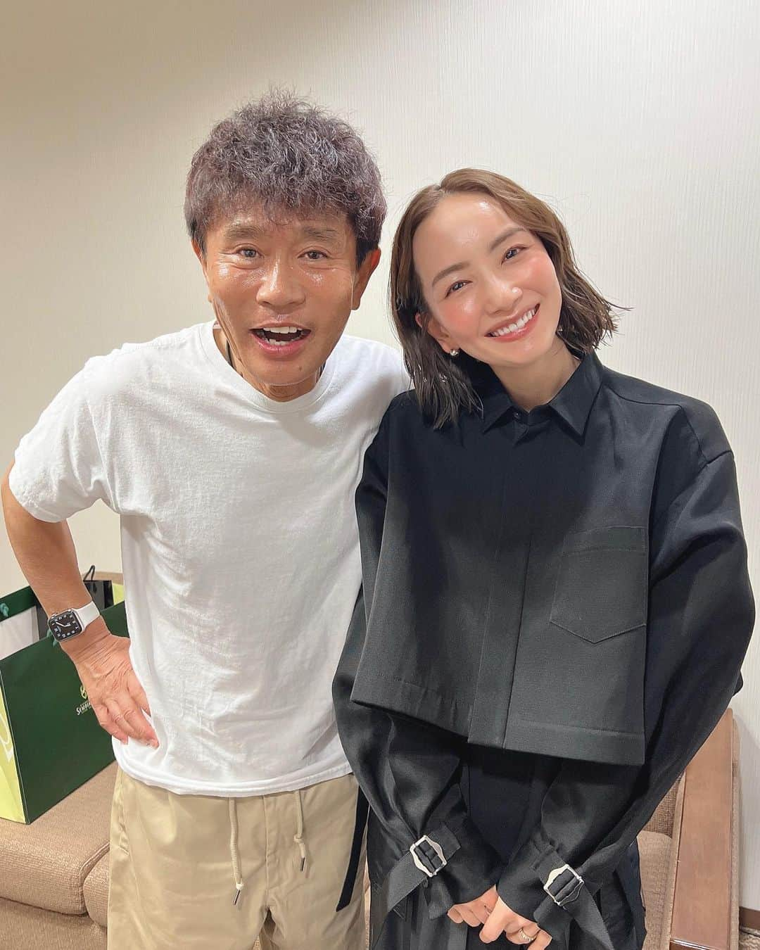 辻元舞さんのインスタグラム写真 - (辻元舞Instagram)「. 『プレバト』ご視聴ありがとうございました！  浜田さん還暦おめでとうございます㊗️ 収録後、記念に写真を撮っていただきました🫣✨  浜田杯、スタジオで皆さんの作品を見ているのも楽しかったです。 作品名が「サプライズ」のパラパラ漫画でしたが、まさかの私もサプライズをいただいてしまいました🥹🙏🏻  浜田さんへのお祝いの気持ちと、スタジオの皆さんにも喜んでもらえるような作品に！と心を込めて制作したので、是非スワイプして一人一人じっくり見てください🫡  記念すべき放送に携わることが出来て嬉しかったです✨  #プレバト#プレバト消しゴムはんこ#消しゴムはんこ#パラパラ漫画」5月11日 22時06分 - mai_tsujimoto