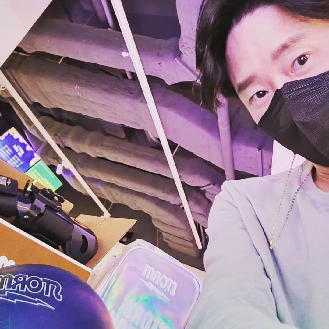 オム・ギジュンのインスタグラム：「촬영후 오랜만에 혼볼링~~ 재밌는데 넘 간만에치니...ㅠㅠ 자주자주 쳐야지...!!!!!!」