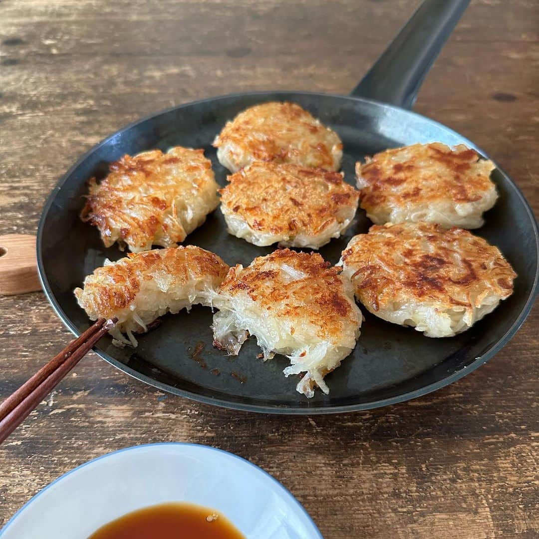 Tesshiさんのインスタグラム写真 - (TesshiInstagram)「新じゃがでもちもち焼き Chewy potato pancakes #yummy #homemade #healthy #potato #chewy #pancakes #cheese #おいしい #新じゃが #じゃがいも #もちもち #チーズ #マカロニメイト #フーディーテーブル #手作り  新じゃが2個200g、新玉ねぎ1/2個、片栗粉1/2カップ、チーズひとつかみ50g、コンソメor鶏がらスープの素小1、塩胡椒、焼く油、お好みで食べる時にぽん酢など 200g potatoes, 1/2 onion, 100ml starch, 50g cheese, 1 tsp stock powder, salt, pepper, oil and dipping Ponzu sauce…  となりのお鍋は #たけのこご飯」5月11日 22時17分 - tmytsm