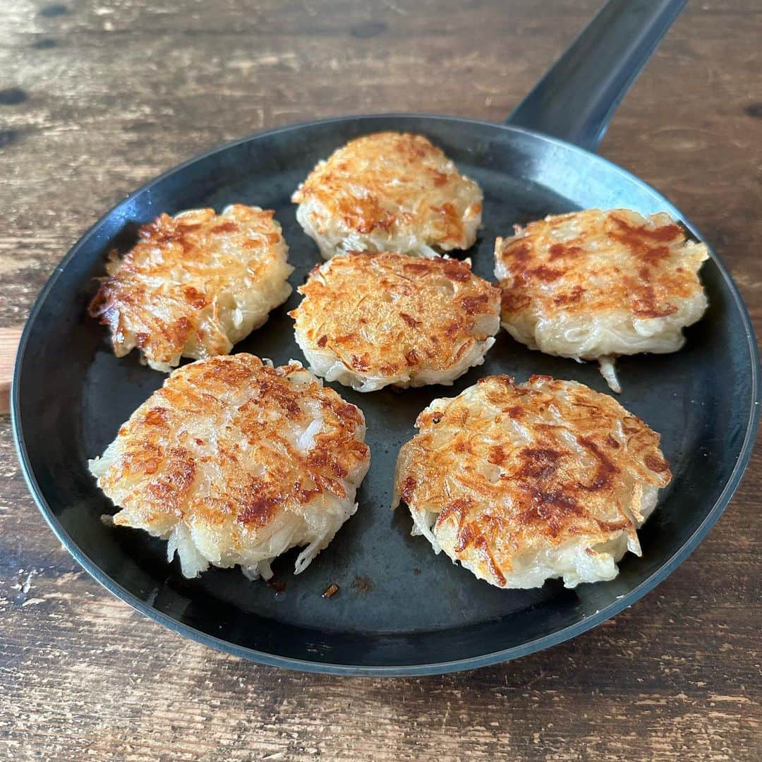 Tesshiさんのインスタグラム写真 - (TesshiInstagram)「新じゃがでもちもち焼き Chewy potato pancakes #yummy #homemade #healthy #potato #chewy #pancakes #cheese #おいしい #新じゃが #じゃがいも #もちもち #チーズ #マカロニメイト #フーディーテーブル #手作り  新じゃが2個200g、新玉ねぎ1/2個、片栗粉1/2カップ、チーズひとつかみ50g、コンソメor鶏がらスープの素小1、塩胡椒、焼く油、お好みで食べる時にぽん酢など 200g potatoes, 1/2 onion, 100ml starch, 50g cheese, 1 tsp stock powder, salt, pepper, oil and dipping Ponzu sauce…  となりのお鍋は #たけのこご飯」5月11日 22時17分 - tmytsm