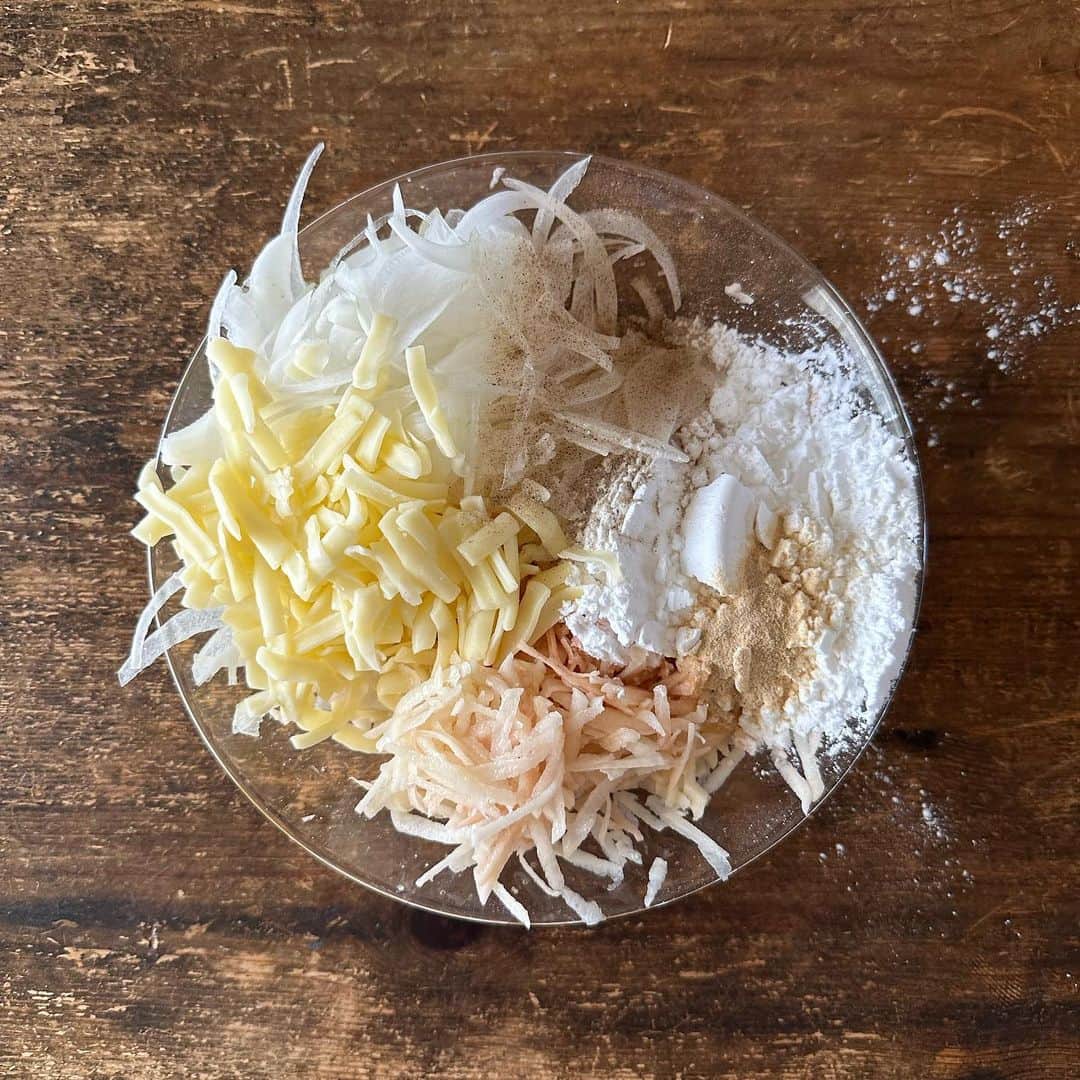 Tesshiさんのインスタグラム写真 - (TesshiInstagram)「新じゃがでもちもち焼き Chewy potato pancakes #yummy #homemade #healthy #potato #chewy #pancakes #cheese #おいしい #新じゃが #じゃがいも #もちもち #チーズ #マカロニメイト #フーディーテーブル #手作り  新じゃが2個200g、新玉ねぎ1/2個、片栗粉1/2カップ、チーズひとつかみ50g、コンソメor鶏がらスープの素小1、塩胡椒、焼く油、お好みで食べる時にぽん酢など 200g potatoes, 1/2 onion, 100ml starch, 50g cheese, 1 tsp stock powder, salt, pepper, oil and dipping Ponzu sauce…  となりのお鍋は #たけのこご飯」5月11日 22時17分 - tmytsm