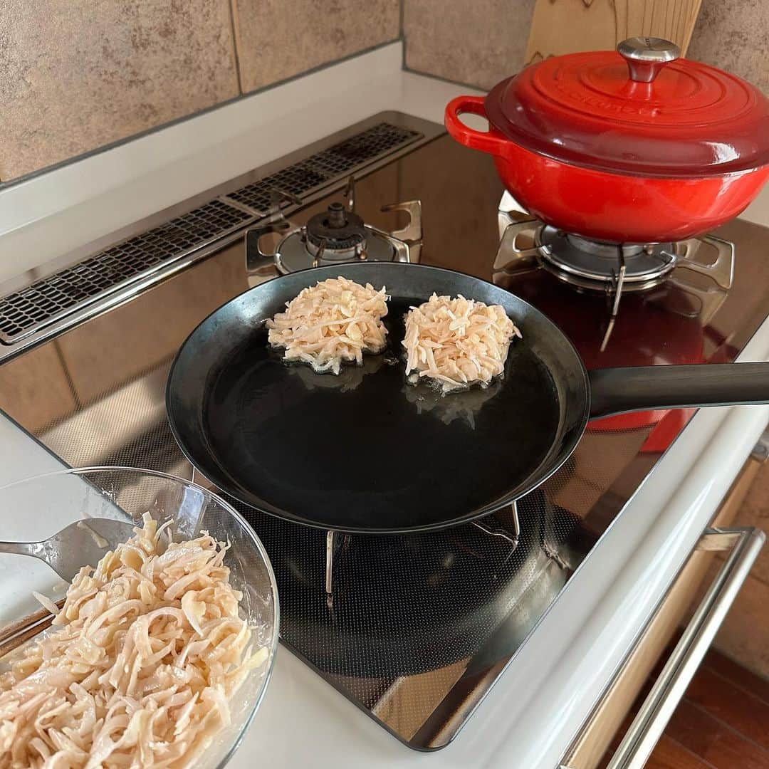 Tesshiさんのインスタグラム写真 - (TesshiInstagram)「新じゃがでもちもち焼き Chewy potato pancakes #yummy #homemade #healthy #potato #chewy #pancakes #cheese #おいしい #新じゃが #じゃがいも #もちもち #チーズ #マカロニメイト #フーディーテーブル #手作り  新じゃが2個200g、新玉ねぎ1/2個、片栗粉1/2カップ、チーズひとつかみ50g、コンソメor鶏がらスープの素小1、塩胡椒、焼く油、お好みで食べる時にぽん酢など 200g potatoes, 1/2 onion, 100ml starch, 50g cheese, 1 tsp stock powder, salt, pepper, oil and dipping Ponzu sauce…  となりのお鍋は #たけのこご飯」5月11日 22時17分 - tmytsm