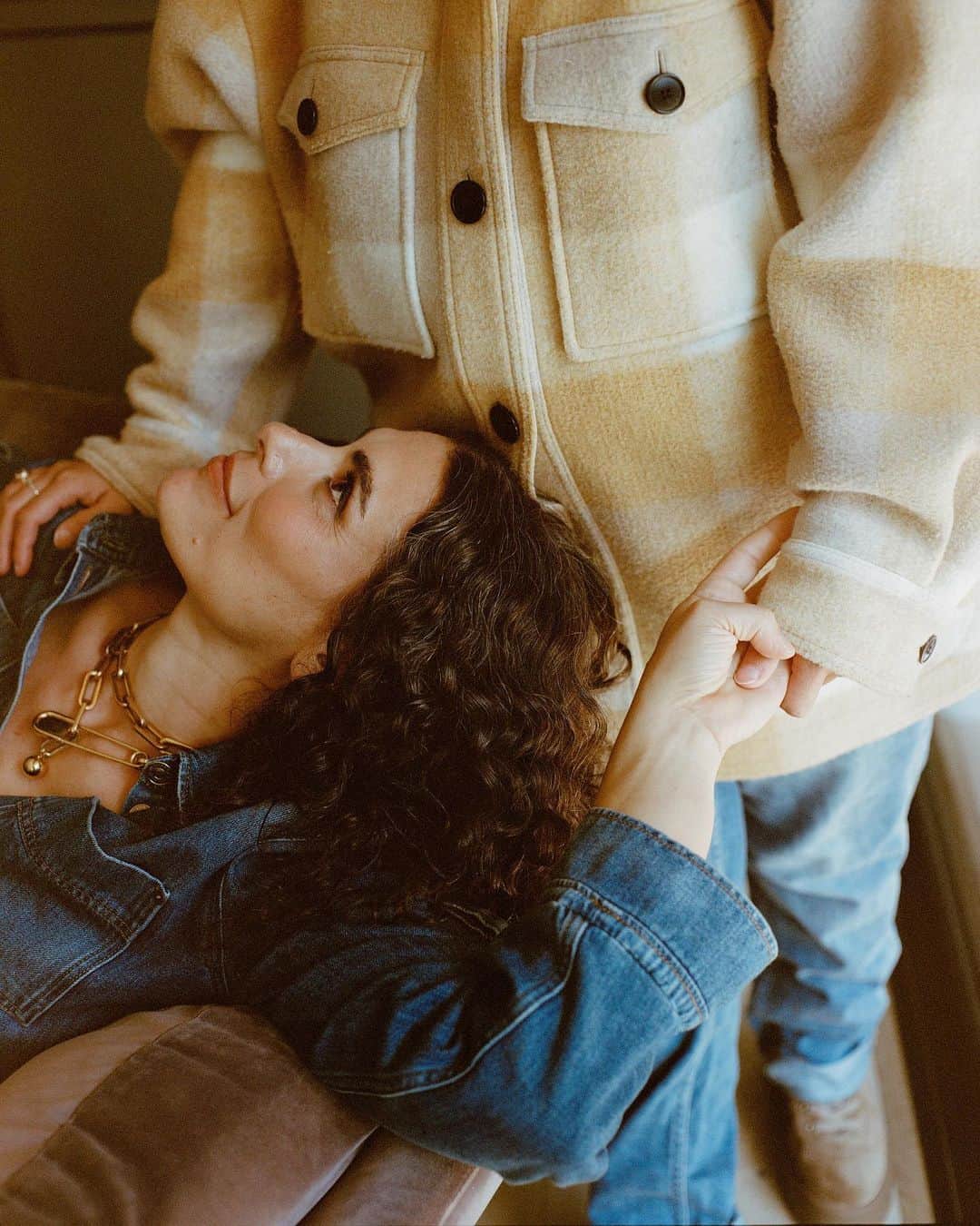 Kinfolk Magazineのインスタグラム：「Meet Chani Nicholas and Sonya Passi, the astrology app founders on a mission to prove workplace well-being is more than a corporate tagline. ✨ At a minimum, working full-time at @chani.app will guarantee you an $80,000 salary floor, unlimited vacation and menstrual leave, plus stipends for tech and wealth-building. “You can’t be well unless your communities are also well,” says Nicholas. (Photos: @kourtneykyung)」