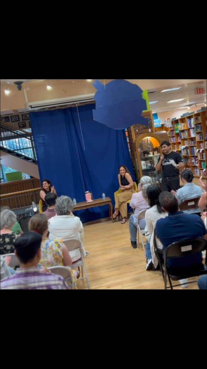 ミンカ・ケリーのインスタグラム：「Having a bit of an endorphin hangover this morning. Last stop of the tour in my favorite city at my favorite book store with some of my favorite people. Thank you, Austin! Thank you everyone for reading this book! Thank you for coming to these readings and sharing space and feelings and tears with me. Thank you to my editors and publishers and publicists and everyone in my life holding my hand for this whole entire very surreal journey. I’m so in love and so deeply in gratitude. Thank you 🙏🏼♥️😭」