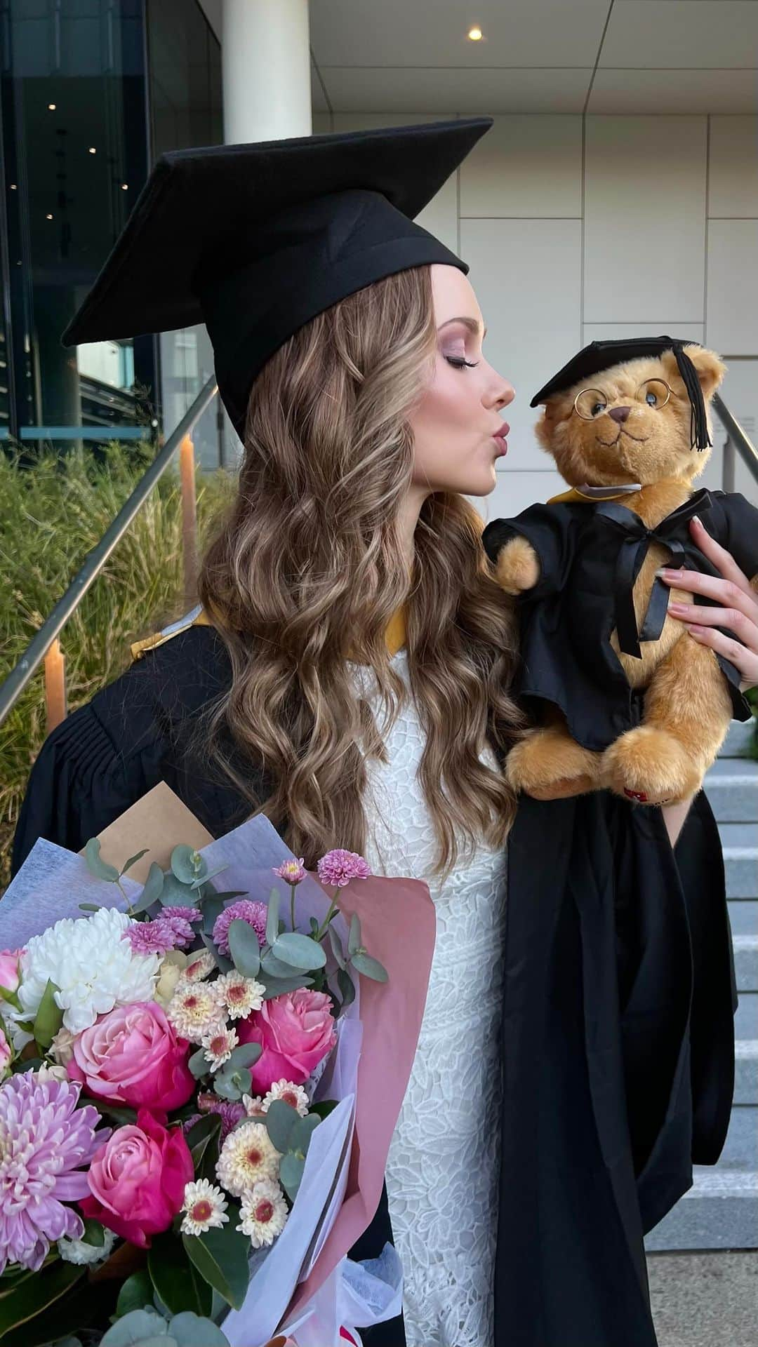 Dana Raeのインスタグラム：「I finally graduated with a Bachelor of Speech and Hearing Sciences 🎓 Couldn’t have done it without the love and support of my amazing parents! Special thank you to @blueivyflorist for making these stunning bouquets 💐  P.S. I chose this song because they played it at my preschool graduation 🖤」