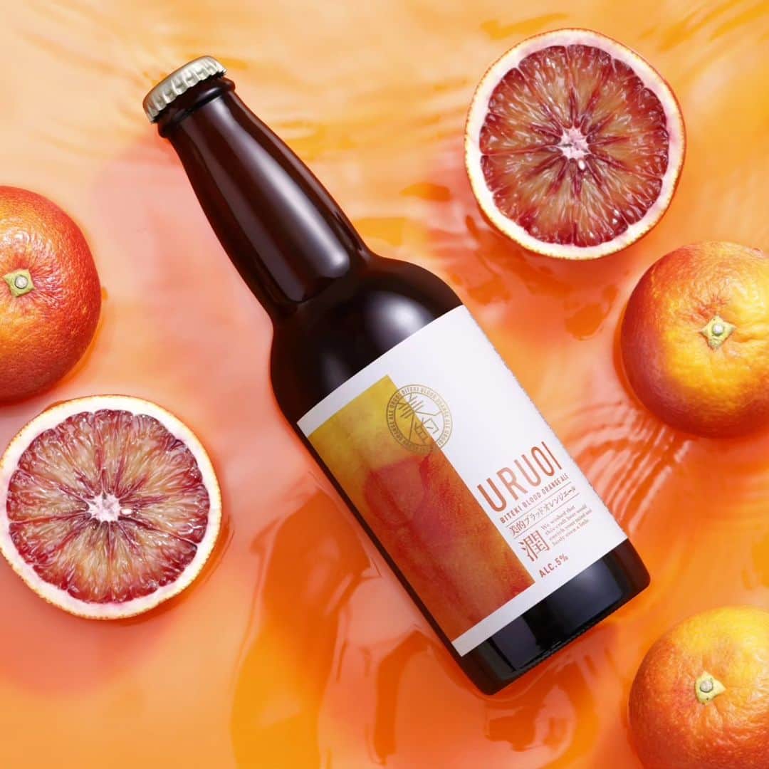 美的 Biteki's official Instagram! さんのインスタグラム写真 - (美的 Biteki's official Instagram! Instagram)「希少なブラッドオレンジをふんだんに使用した贅沢な『美的』オリジナルドリンクが今年も発売！  （1、2枚目） 「BITEKI BLOOD ORANGE ALE URUOI」は、ジューシーなアロマの香りと、濁った外観が特徴的な“ヘイジーIPA”がベース。苦みは控えめで、小麦とオーツを加えることで口当たりがまろやかに♪ フルーティーで飲みやすいテイストながら、すっきりした後味からはキレの良さも感じさせる本格派です！ 1日の終わりのご褒美タイムとして、クラフトビール初心者の方もビール党の方も、BITEKI BLOOD ORANGE ALEを片手に至福のひとときを過ごして。  （3枚目） 完熟した真っ赤なブラッドオレンジの美味しさをそのまま瓶に詰め込んだジュース「美的ブラッドオレンジジュース」も発売中！ 超濃厚な味わいなので、少量でも大満足。ストレートはもちろん、アレンジも自由自在。ソーダで割ったりカクテルにしたり、お菓子や料理に使うのもおすすめ。  数量限定・売り切れ次第終了だから、気になる人は早めにチェックして！  #美的 #美的ブラッドオレンジジュース #美的ビール #bitekicom #数量限定」5月11日 22時13分 - bitekicom