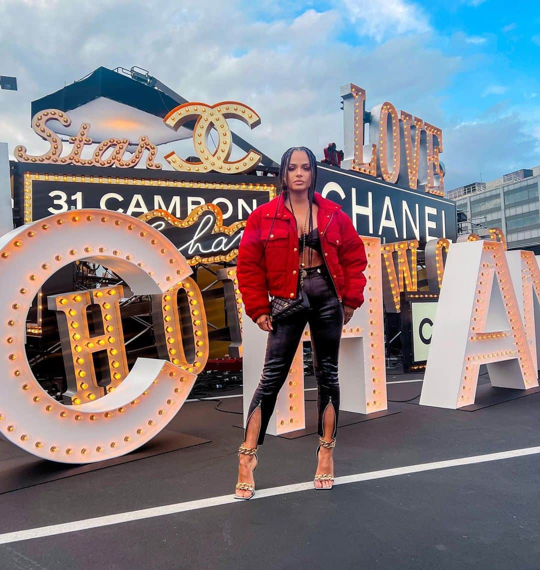 クリスティーナ・ミリアンのインスタグラム：「Très Belle à Chanel 🖤🤍 #chanelcruise23」