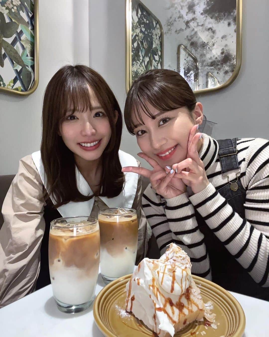 のインスタグラム：「🧸  33週にしてやっと悪阻が落ち着いてきて ちゃんと食べれるようになった😮‍💨  いつかつわりはおわる。 これは本当だった。  毎日毎日毎日 自分の週数とつわりいつおわる ひたすら検索したりしてたな。笑  つわりに苦しんでる方 いつか終わる日はきます😭  わたしの命綱は OS-1のゼリーとミロ  ポカリも最初飲めたけど甘いのが気持ち悪くなって OS-1ゼリーが1番合ってた  この水分補給が出来なかったり 水分もリバースしたら 点滴か入院と言われてたなぁ〜  お仕事もあったし点滴通うのもしんどいし とにかく両方避けたかった！  ちなみに酷いときはケトン3＋でした🫠  三重のお仕事おわりに真木子と久しぶりに会って 沢山美味しいもの食べたよ  食べれるって幸せ💭  お蕎麦とか冷たい麺は つわり中も比較的食べれるものだった  もちろんそば湯も！  そしたら帰りに真木子がプレゼントくれた🧸  ラルフローレン🧸  センスのかたまり🧸  かわいすぎた🧸  フリマサイト漁ってるから こんな可愛いものいただけて 幸せすぎる🥹💖  まきちゃんありがとう。  #妊娠悪阻 #35w0d #プレママ」