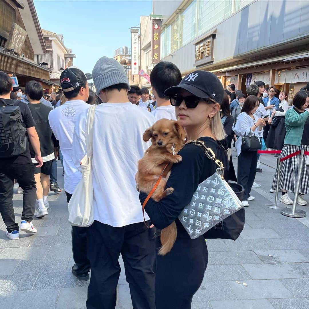 椿彩加さんのインスタグラム写真 - (椿彩加Instagram)「何年かぶりの伊勢神宮で しっかり良い気を吸い尽くしてきました⛩ 運気が上がった気がしたし その後は食べ歩きでつまみをかためのハイボールで流し込んでサイコッチョー🤙🏼🥃 かと思いきや、 最後の串に刺さったやつ何だと思う？ 鮑串だって。 こんな鮑見た事ないわ。 何でこれが600円もすんねん。  #伊勢神宮 #パワースポット巡り #おかげ横丁 #食べ歩き #飲み歩き #600円の鮑のクオリティ #当分引きずるわ #ポイントは #真顔です」5月11日 22時26分 - ayaka_tsubaki23