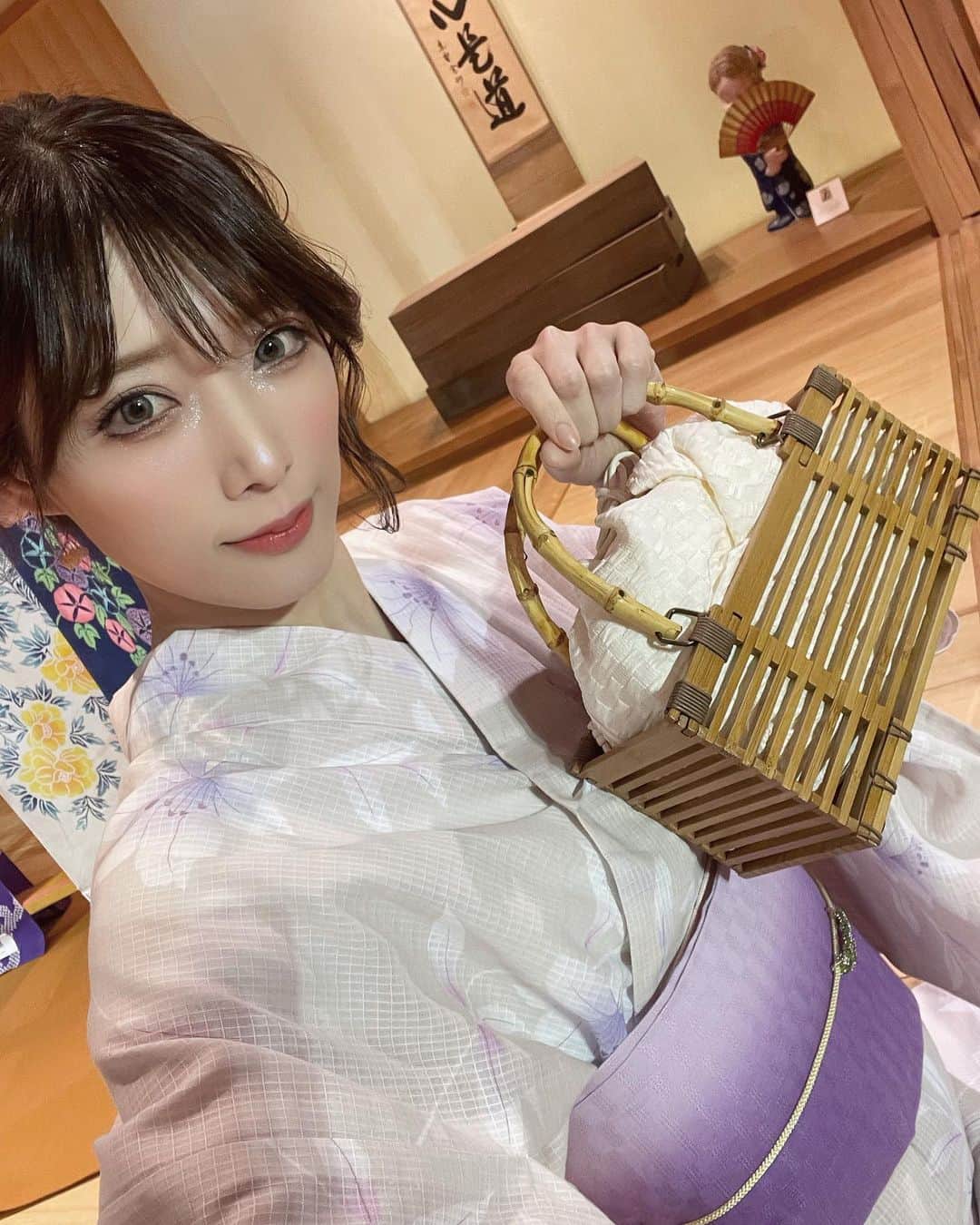 赤井沙希のインスタグラム：「DDT公式YouTubeで 5.13の新宿高島屋で行われる試合に向けて、髙島屋さんで一足先に浴衣体験してきました♡  浴衣の落ち着きは残しつつトレンドに乗ったおしゃきゃわなものを、小物も含めて選んで頂きました☺️  浴衣も水着もプライベートでは何百年も着てないかも💭🦄☀️  今年こそは着るどーー！！  https://t.co/Ziu4kGwSQi  #ddtpro #髙島屋 #prowrestling #prowrestler #浴衣 #浴衣ヘア」