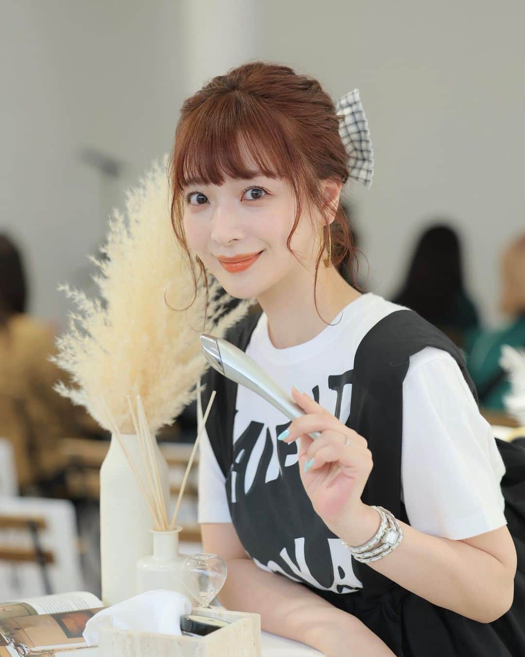 竹内渉さんのインスタグラム写真 - (竹内渉Instagram)「ビューティブランド @stellabeaute_jp より6月28日に新発売する「Beauty Face Stick」の新商品発表イベントへ行ってきました。  41度まで温まり、心地よい温度でEMSができたり、細い方の先端ではツボに反応してアプローチできたり、電源をつけなくても使えたり..用途盛り沢山でテレビを観ながらずっと使ってしまっています☺️  こんなに色々使えるのに価格は3万円台というところも嬉しいポイント。 マスク生活で凝り固まった口周りを早く元通りに戻したい!! とてもオススメです♡  #stellabeaute #ステラボーテ #beautyfacestick #ビューティーフェイススティック #見せたい素顔へ」5月11日 22時19分 - ayumu_takeuchi