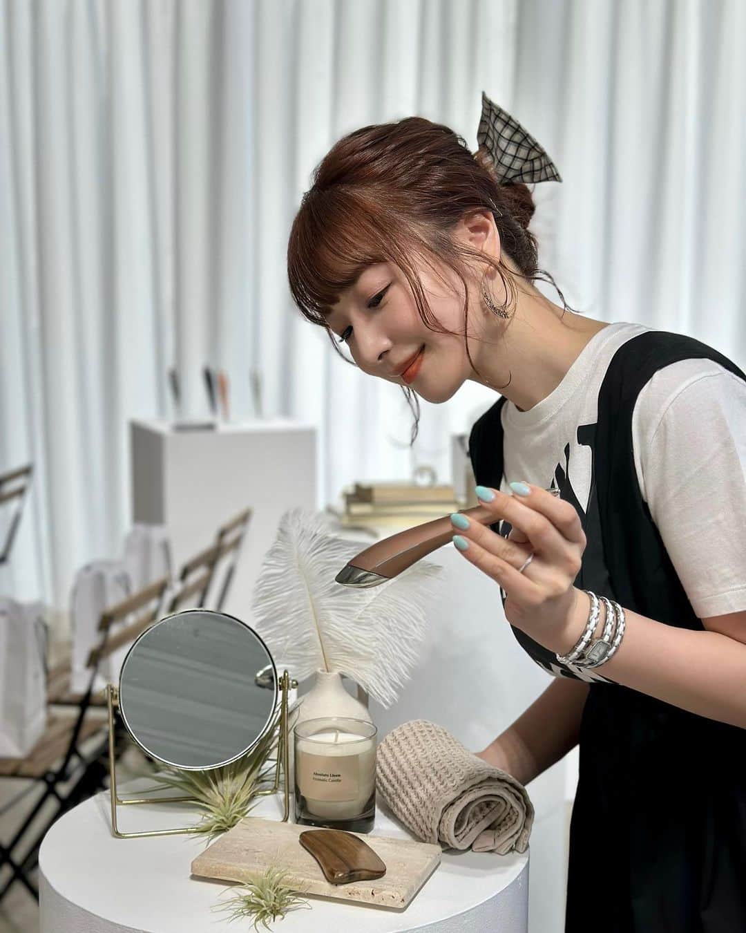 竹内渉さんのインスタグラム写真 - (竹内渉Instagram)「ビューティブランド @stellabeaute_jp より6月28日に新発売する「Beauty Face Stick」の新商品発表イベントへ行ってきました。  41度まで温まり、心地よい温度でEMSができたり、細い方の先端ではツボに反応してアプローチできたり、電源をつけなくても使えたり..用途盛り沢山でテレビを観ながらずっと使ってしまっています☺️  こんなに色々使えるのに価格は3万円台というところも嬉しいポイント。 マスク生活で凝り固まった口周りを早く元通りに戻したい!! とてもオススメです♡  #stellabeaute #ステラボーテ #beautyfacestick #ビューティーフェイススティック #見せたい素顔へ」5月11日 22時19分 - ayumu_takeuchi