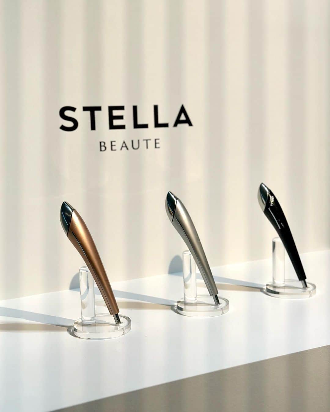 竹内渉さんのインスタグラム写真 - (竹内渉Instagram)「ビューティブランド @stellabeaute_jp より6月28日に新発売する「Beauty Face Stick」の新商品発表イベントへ行ってきました。  41度まで温まり、心地よい温度でEMSができたり、細い方の先端ではツボに反応してアプローチできたり、電源をつけなくても使えたり..用途盛り沢山でテレビを観ながらずっと使ってしまっています☺️  こんなに色々使えるのに価格は3万円台というところも嬉しいポイント。 マスク生活で凝り固まった口周りを早く元通りに戻したい!! とてもオススメです♡  #stellabeaute #ステラボーテ #beautyfacestick #ビューティーフェイススティック #見せたい素顔へ」5月11日 22時19分 - ayumu_takeuchi