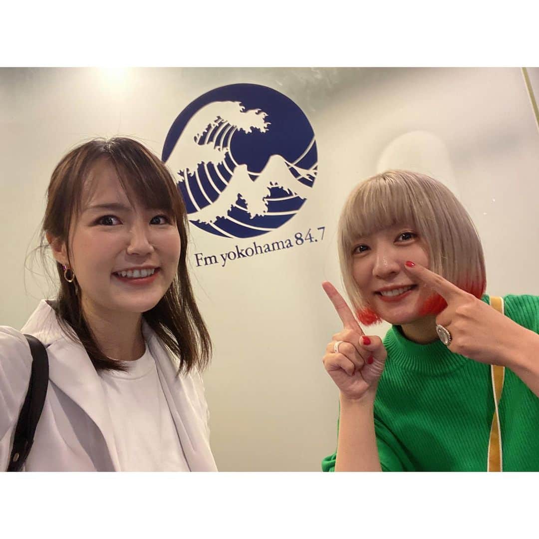 舘谷春香のインスタグラム：「きのう珍しく水曜なのに横浜いたのであくびちゃんに会ってきました🥹 ペペペラジオによく来てくれていたあくびちゃん🥹 とれせん同じ時期に初めて同い年のあくびちゃん🥹 なのにこの期間一度も会えなかったあくびちゃん🥹  流しそうめんする約束しました🫶 久しぶりに会えて飛び跳ねた〜🫶  明日はとれせんフライデーぜひお聴きください🐥  #とれせん #FMyokohama #FM横浜 #横浜 #文化放送 #pepepeラジオ  #ペペペラジオ #ニガミ17才 #とれせんファミリー #pepepeファミリー」