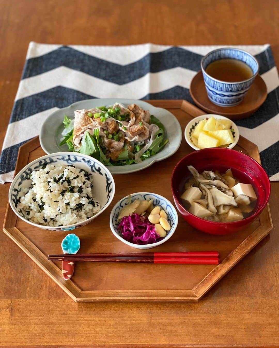 kokochiyoiさんのインスタグラム写真 - (kokochiyoiInstagram)「2023/05/11 木曜日のおひとりさまお昼ごはん。  ・徳島のおいしいわかめで 　わかめごはん🍚 　※ごはんは兵庫産かぐや姫2分つき米 ・舞茸とお豆腐のお味噌汁(お味噌は秋田)  ・長野産紫キャベツのマリネ ・ザーサイ ・塩茹で山形産大豆  ・宮崎産肩ロースの豚しゃぶ 　ルッコラ、水菜、紫玉ねぎも  ・デザートはパイナップル🍍  ・黒豆/柿の葉/発芽はと麦茶 　(↑息子お気に入りMIX🍵)  わかめごはんおいしい…🥹🍚 いつも徳島のおいしい "塩蔵わかめ"をくれる友人。 ありがとう…🙏💕  最近、息子が社会で 47都道府県を学び始めました✏️ (メニューにしつこいくらい 産地を書いてみたのはその影響😁)  あらためて意識すると 一食だけでもこれだけの都道府県が 食卓に登るのね😳としみじみ。  生産者さんも 配送者さんも 販売者さんも みんなありがとう💗  #まごわやさしい  #都道府県ランチ #わかめご飯  #豚しゃぶ」5月11日 22時22分 - kokochiyoi