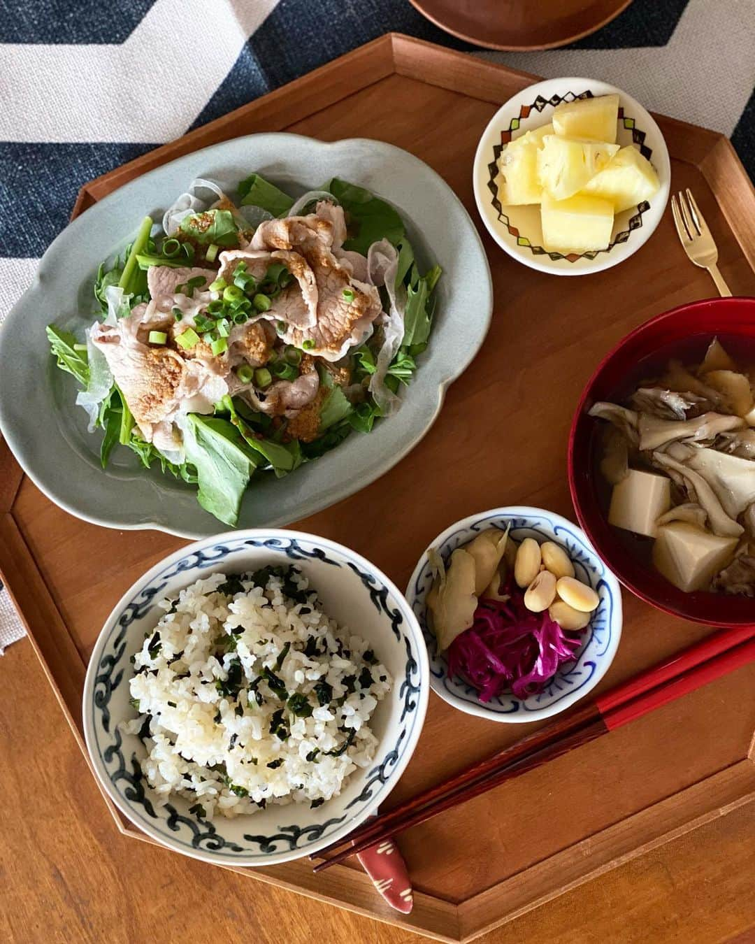 kokochiyoiさんのインスタグラム写真 - (kokochiyoiInstagram)「2023/05/11 木曜日のおひとりさまお昼ごはん。  ・徳島のおいしいわかめで 　わかめごはん🍚 　※ごはんは兵庫産かぐや姫2分つき米 ・舞茸とお豆腐のお味噌汁(お味噌は秋田)  ・長野産紫キャベツのマリネ ・ザーサイ ・塩茹で山形産大豆  ・宮崎産肩ロースの豚しゃぶ 　ルッコラ、水菜、紫玉ねぎも  ・デザートはパイナップル🍍  ・黒豆/柿の葉/発芽はと麦茶 　(↑息子お気に入りMIX🍵)  わかめごはんおいしい…🥹🍚 いつも徳島のおいしい "塩蔵わかめ"をくれる友人。 ありがとう…🙏💕  最近、息子が社会で 47都道府県を学び始めました✏️ (メニューにしつこいくらい 産地を書いてみたのはその影響😁)  あらためて意識すると 一食だけでもこれだけの都道府県が 食卓に登るのね😳としみじみ。  生産者さんも 配送者さんも 販売者さんも みんなありがとう💗  #まごわやさしい  #都道府県ランチ #わかめご飯  #豚しゃぶ」5月11日 22時22分 - kokochiyoi