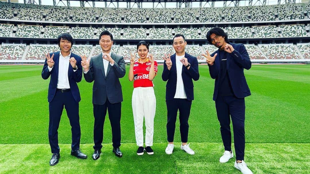 中村憲剛のインスタグラム：「: 5月14日(日)放送の NHK総合「サンデースポーツ」  「Jリーグ30周年記念座談会」ということで、中澤佑二さんと私をMCに#FCバルセロナ のスタジアムを改修設計する「伊庭野大輔さん」、#ガッツポーズお姉さん こと「城所あゆねさん」、 #鹿島アントラーズ 代表取締役社長の「小泉文明さん」と各分野のスペシャリストのみなさんと共に「Jリーグの未来予想図」をテーマにお話しさせていただきました‼︎  出演者のみなさんが本当にたくさんお話ししてくださり、大盛り上がりでした😊様々な立場の方とお話しするとアイディアが膨らみ、そのアイディアを共有する事で、より良いJリーグにみんなでしていけたらと思いました‼︎  夜9:50〜より生放送です‼︎  是非ご覧ください‼︎  #NHK #サンデースポーツ  #Jリーグ #J30」