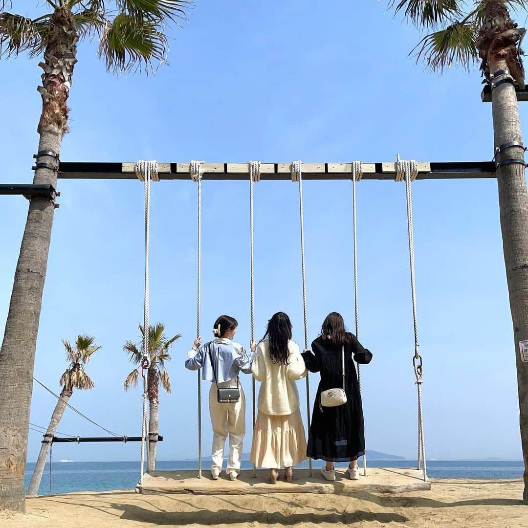 のインスタグラム：「糸島🌴  #糸島 #糸島観光 #ドライブ #糸島ドライブ #海 #ヤシの木ブランコ #ブランコ #福岡 #福岡旅行」