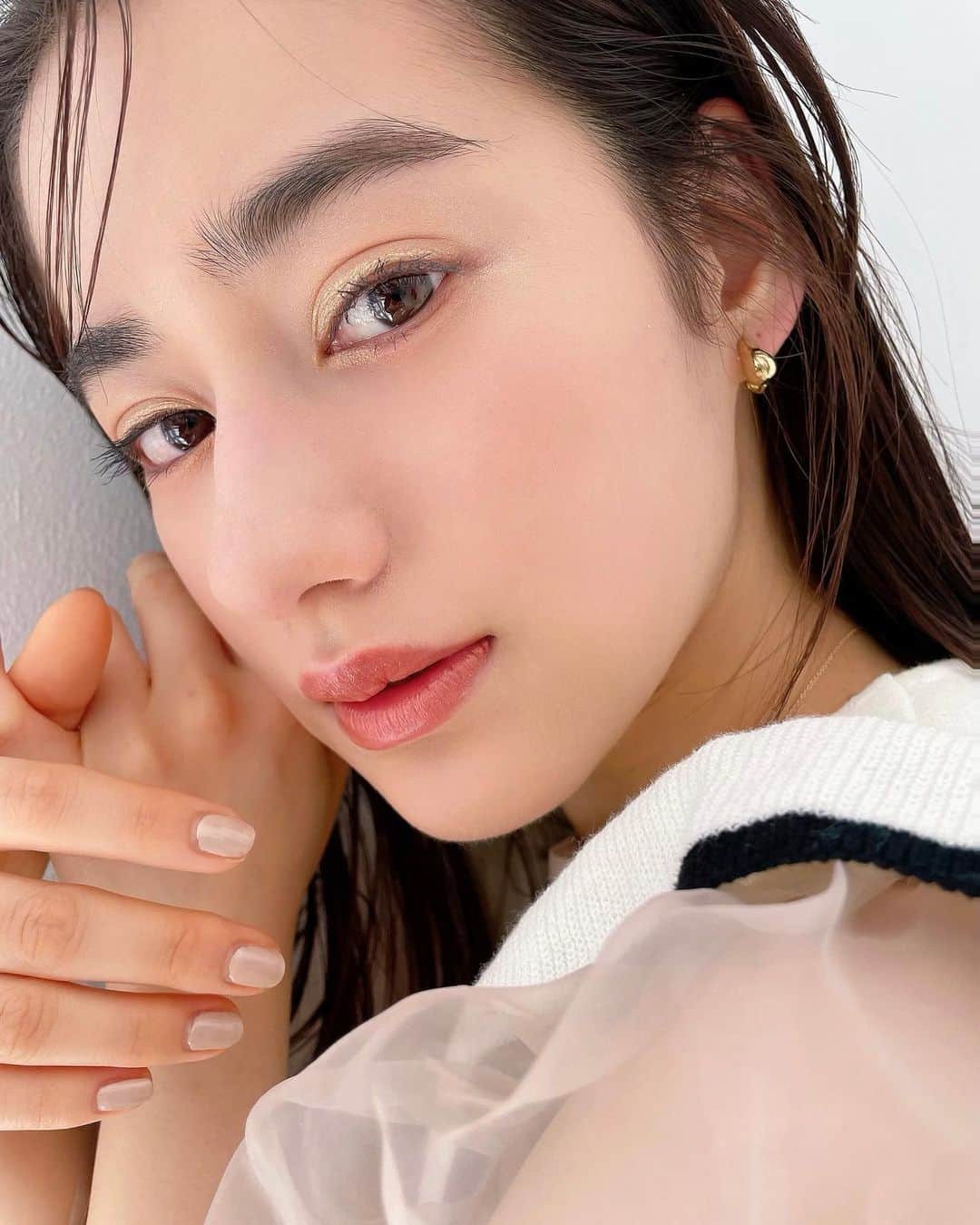 谷口翠彩のインスタグラム：「「𝐶ℎ𝑎𝑠𝑖𝑛𝑔 𝑡ℎ𝑒 𝐿𝑖𝑔ℎ𝑡」  @snidelbeauty   指からこぼれ落ちる砂のように、 常にうつろってゆく夏の時間。  未来に導いてくれる力強い夏の光に手を伸ばしてゆくように  本能のままに彩って。  ⚫︎eye： @snidelbeauty  フェイススタイリスト02 Angel's Ladder @journaldelm  @lauramercier  キャビアスティックアイカラー  ⚫︎eyeliner： @rmk アディファイニングペンシル02  ⚫︎cheek： @rmkofficial  ピュアコンプレクションブラッシュ02  ⚫︎mascara： @uneven_jp  ニュアンスマスカラ ディグニファイドネイビー  ⚫︎lip： @addictionbeauty_official  ザ リップスティック ボルドーL 101 Sicilian Girl  . . .  #みどめいく#みどへあめいく #snidelbeauty#スナイデルビューティー#addiction#アディクションリップ#uneven#ローラメルシエ#lauramercier#イエローメイク」