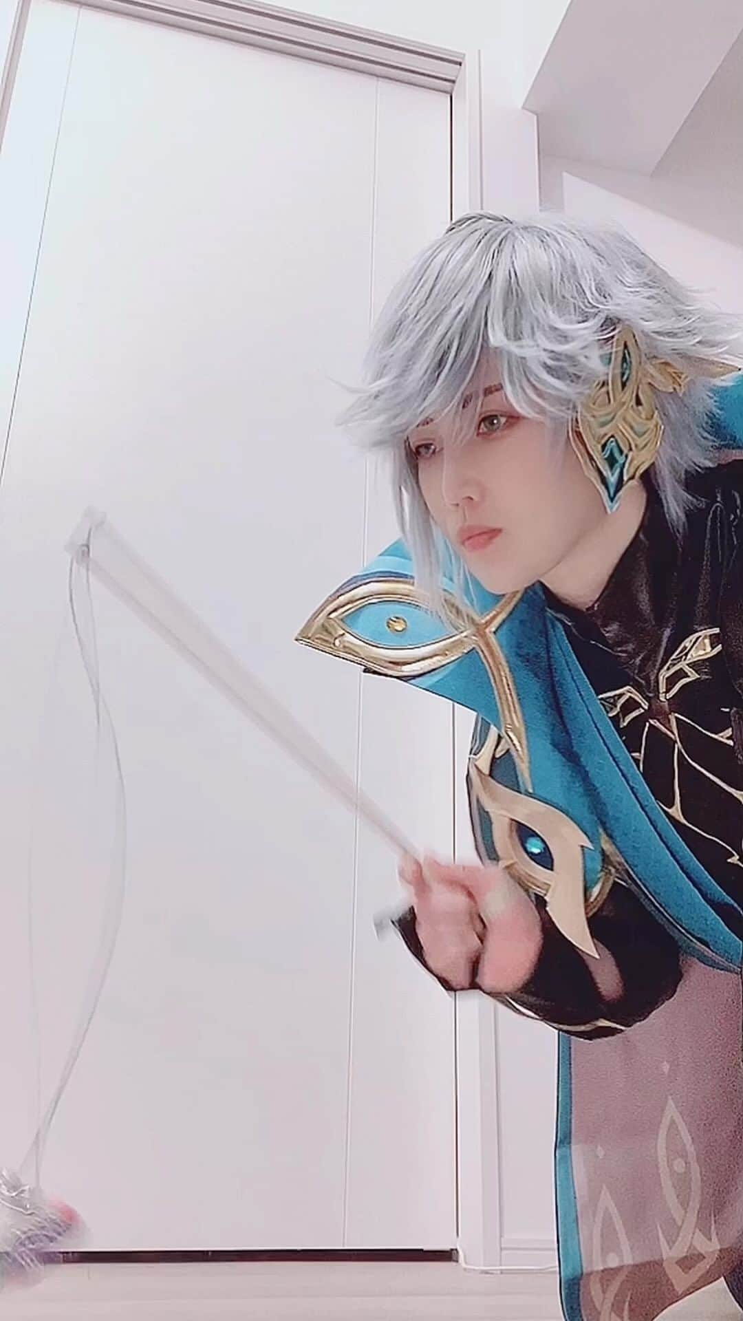麗華のインスタグラム：「Wearing a wig, My cat seems to have no idea who I am😑  音楽: Porcelain ミュージシャン: Silicon Estate」