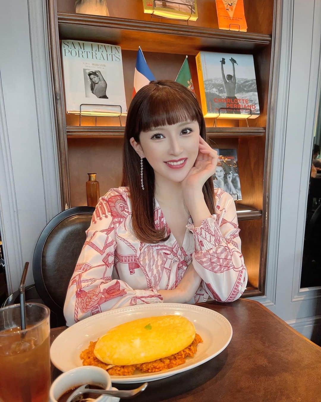 倭早希のインスタグラム：「. . . ふわふわオムライス@原宿😋  👚 @pinkyanddianne_official   ピアスは今日 @crayme_official  の展示会で購入したのをすぐつけた😚🩷笑  #auxbacchanales#原宿#原宿カフェ#原宿ランチ #pinkyanddianne#ピンキーアンドダイアン #crayme#春コーデ」