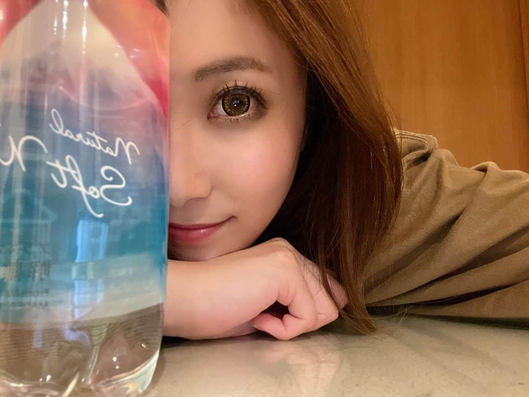 美月りょうのインスタグラム：「お酒飲む機会が減ってお水ばっかりのんでるw 健康☺️   #福岡#中洲#歌舞伎町#すすきの#北新地#ミナミ#名古屋#錦#キャバクラ#ガールズバー#ニュークラブ#ラウンジ#クラブ#朝キャバ#昼キャバ#朝昼キャバ#キャバ#キャバ嬢#ホステス#キャバドレス#ヘアセット#ヘアメイク#ポケパラ #ナイツネット#キャバキャバ#AV女優#宣材写真#モデル#美月りょう#博多」