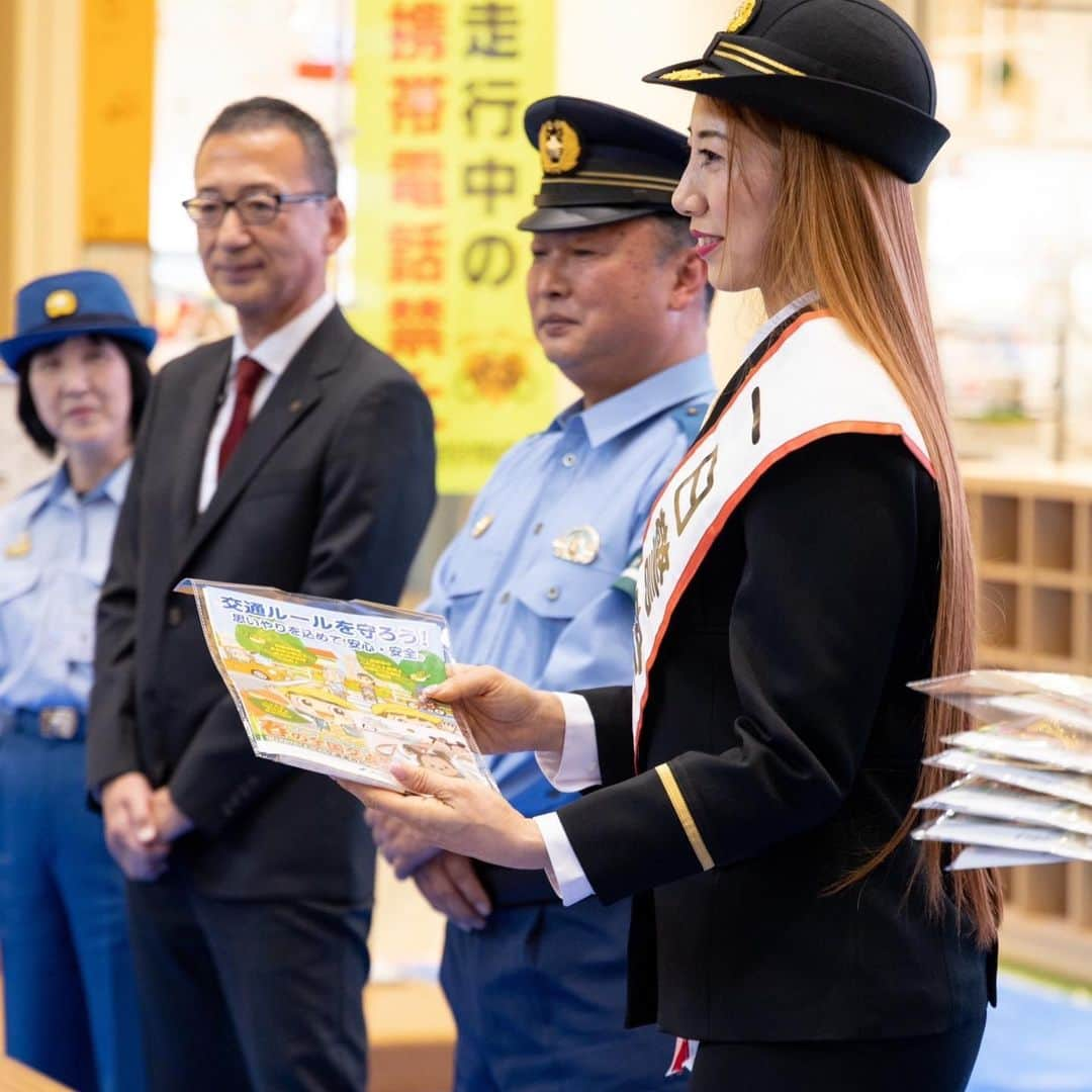 安井友梨さんのインスタグラム写真 - (安井友梨Instagram)「神奈川県中原警察署の 1日警察署長をさせていただきました👮  本日は、女性警察官になりたいという私の子供の頃からの夢を叶えて頂けまして、涙を堪えるのが必死です、本当にありがとうございます🥹🥹  今日の経験は、 一生忘れることはありません、 人生の宝物にします、心より感謝いたします。  中原警察署の皆さま 中原区役所の皆さま 中原消防署の皆さま 雨の中駆けつけてくださった皆様  本当にありがとうございました  #1日警察署長 #女性警察官 #ビキニフィットネス  #ダイエット」5月11日 22時52分 - yuri.yasui.98