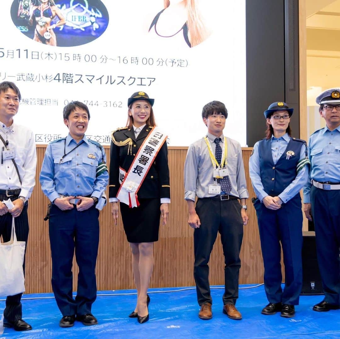 安井友梨さんのインスタグラム写真 - (安井友梨Instagram)「神奈川県中原警察署の 1日警察署長をさせていただきました👮  本日は、女性警察官になりたいという私の子供の頃からの夢を叶えて頂けまして、涙を堪えるのが必死です、本当にありがとうございます🥹🥹  今日の経験は、 一生忘れることはありません、 人生の宝物にします、心より感謝いたします。  中原警察署の皆さま 中原区役所の皆さま 中原消防署の皆さま 雨の中駆けつけてくださった皆様  本当にありがとうございました  #1日警察署長 #女性警察官 #ビキニフィットネス  #ダイエット」5月11日 22時52分 - yuri.yasui.98