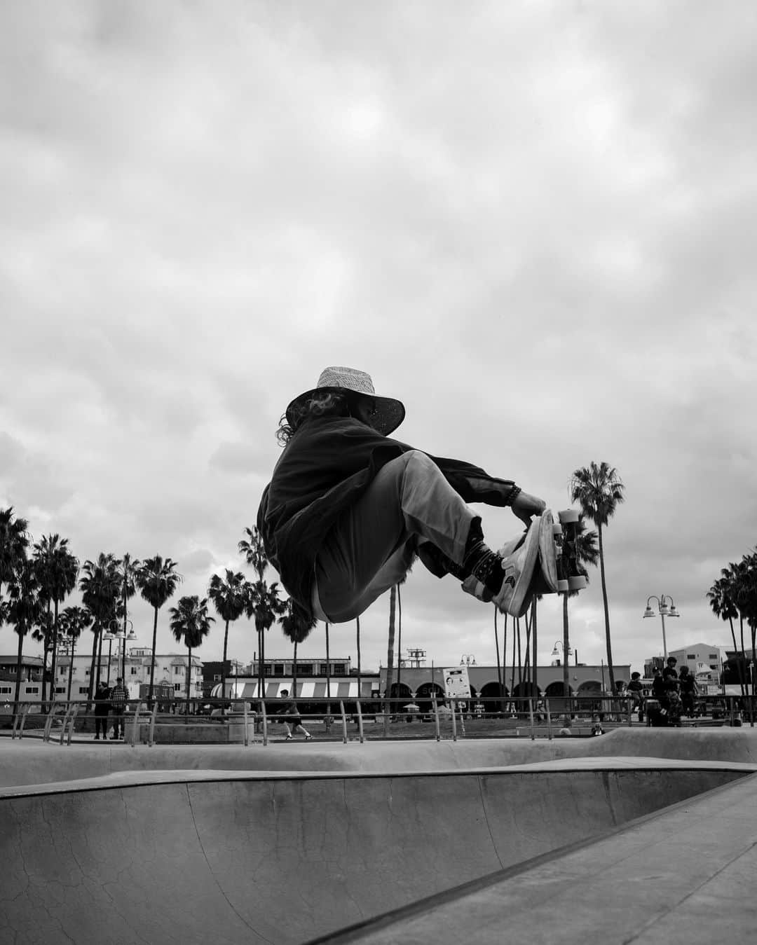 ライカさんのインスタグラム写真 - (ライカInstagram)「Skateboarding  The dynamics in these photos are undeniable, but what speaks out to you? Is it the timeless black and white vibe, the authenticity of the shots, or the raw energy and motion?  📷: @tylerb_photos 🛹: @midmatteo  #LeicaCamera #Leica #🔴📷 #LeicaM9」5月11日 23時00分 - leica_camera