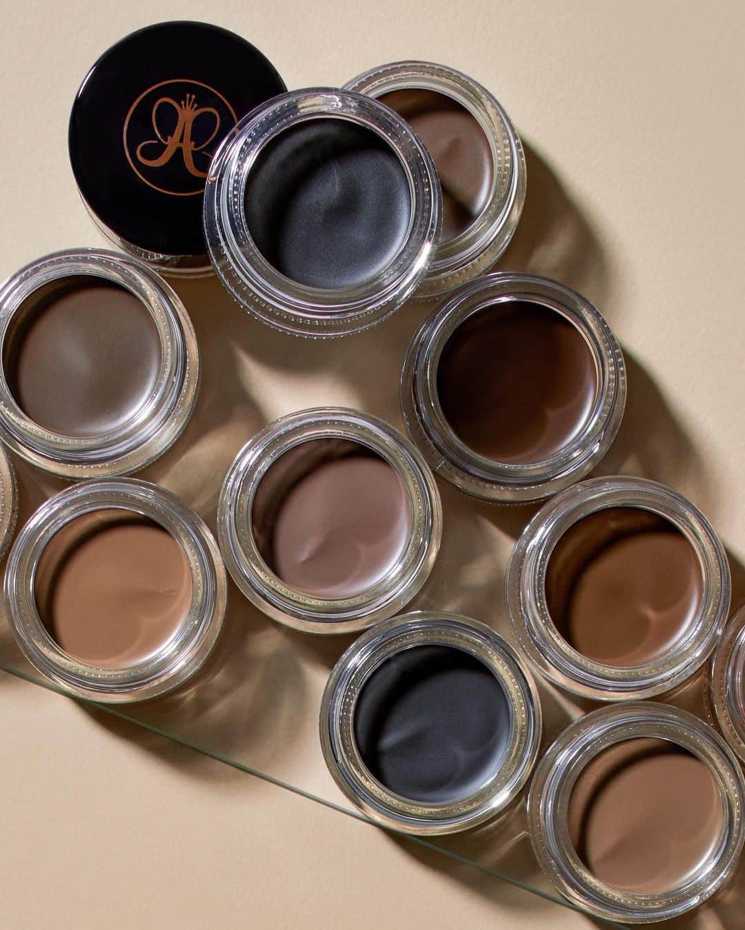 Anastasia Beverly Hillsさんのインスタグラム写真 - (Anastasia Beverly HillsInstagram)「THE BLUEPRINT 🔥😌 Keep your brows full and feathered all day long with DIPBROW Pomade's long-lasting, buildable formula ✨ Available in 11 highly-pigmented shades (swipe if you don't believe us 👀)  #AnastasiaBeverlyHills #ABHBrows」5月11日 23時00分 - anastasiabeverlyhills