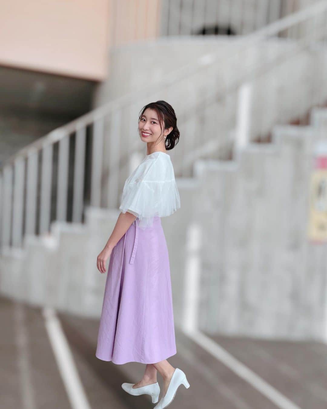 木村那津美のインスタグラム：「🌸｡  4/22  ︎ 時差投稿Part2 この日の私の、担当は シンガーエルザさんに注目！！  宇部市にこんなすごい ゴスペルシンガーがいるぞ！ということで。  思いの丈はその日のストーリーに載せたので、 読みにくいですが、そのスクショをば。 放送後、実は私もねって辛かった経験話してくれた フォロワーさん達もいて、 思いを伝えるお手伝いが出来たっていうことが 素直に嬉しかった。  ロケ後の自分の中の達成感と、評価と、 周りの皆さんの反応が一致した回でした。 気持ちを共有するというか、 『伝えるってこういうこと！』が明確になった感じでした。  ------------  衣装  ブージュルード トップス　  胸に書かれてる単語はね、 『喜び』って意味なんだって。 オンエアー前にきになって調べた笑 ______________________  山口県の情報盛りだくさん！ 土曜のあさ9時25分からは↓↓↓  @chigumaya_kazoku  【ちぐまや家族plus】  ------------  #ブージュルード山口店 #ブージュルード #アナウンサー衣装 #アナウンサーヘアメイク#30代コーデ #30代ファッション#30代メイク #30代ヘアメイク #木村那津美#アナウンサー #スタジオ衣装　#基本的にトップスのみ#ちぐまや家族plus #ちぐまや家族plus2 #山口県 #ゴスペルシンガーエルザ」