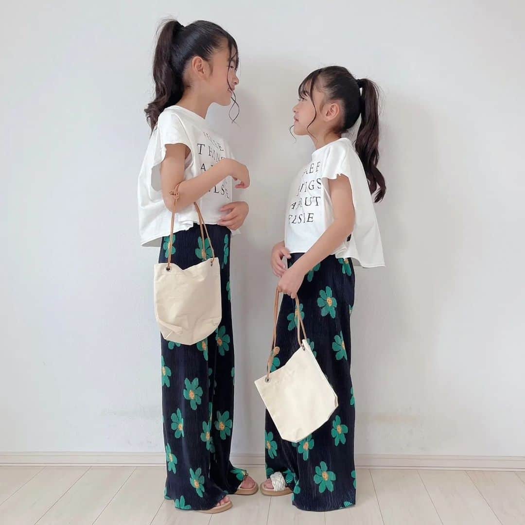 セレクトファッション・ .+*:laule'a*:｡さんのインスタグラム写真 - (セレクトファッション・ .+*:laule'a*:｡Instagram)「花柄　プリーツパンツ  ￥1,690 size110.130.140⁡ ⁡⁡ ⁡.⁡ ⁡model @mari.kato 123cm 130⁡ ⁡133cm 140⁡ ⁡⁡ ⁡⁡ ⁡⁡ ⁡.⁡ ⁡黒地に大ぶりな花柄がコーデのアクセント になるプリーツパンツ.  ウエストゴム仕様でリラックスな履き心地の アイテムです.⁡ ⁡⁡ ⁡⁡ ⁡⁡ ⁡⁡ ⁡.⁡ ⁡⁡ ⁡⁡⁡.⁡ ⁡⁡⁡⁡⁡⁡⁡⁡⁡⁡⁡⁡⁡⁡⁡⁡⁡⁡⁡⁡⁡⁡⁡⁡⁡⁡⁡⁡⁡⁡⁡⁡⁡⁡#プチプラファッション#キッズコーデ#アクセサリー#男の子#キッズファッション#女の子服#子供服#キッズサンダル#女の子ママ# #姉妹#男の子服 #ootd#親子おそろい#サロペット#ニットパンツ#大人顔負け#大人顔負けファッション#淡色コーデ #ニュアンスカラー#子供服通販 #プリーツパンツ#花柄プリーツパンツ ⁡」5月11日 22時55分 - laulea_shop