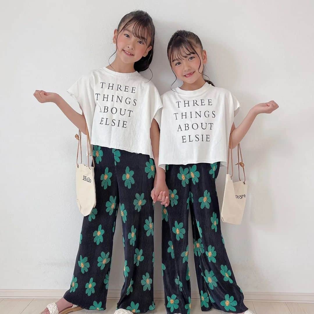 セレクトファッション・ .+*:laule'a*:｡さんのインスタグラム写真 - (セレクトファッション・ .+*:laule'a*:｡Instagram)「花柄　プリーツパンツ  ￥1,690 size110.130.140⁡ ⁡⁡ ⁡.⁡ ⁡model @mari.kato 123cm 130⁡ ⁡133cm 140⁡ ⁡⁡ ⁡⁡ ⁡⁡ ⁡.⁡ ⁡黒地に大ぶりな花柄がコーデのアクセント になるプリーツパンツ.  ウエストゴム仕様でリラックスな履き心地の アイテムです.⁡ ⁡⁡ ⁡⁡ ⁡⁡ ⁡⁡ ⁡.⁡ ⁡⁡ ⁡⁡⁡.⁡ ⁡⁡⁡⁡⁡⁡⁡⁡⁡⁡⁡⁡⁡⁡⁡⁡⁡⁡⁡⁡⁡⁡⁡⁡⁡⁡⁡⁡⁡⁡⁡⁡⁡⁡#プチプラファッション#キッズコーデ#アクセサリー#男の子#キッズファッション#女の子服#子供服#キッズサンダル#女の子ママ# #姉妹#男の子服 #ootd#親子おそろい#サロペット#ニットパンツ#大人顔負け#大人顔負けファッション#淡色コーデ #ニュアンスカラー#子供服通販 #プリーツパンツ#花柄プリーツパンツ ⁡」5月11日 22時55分 - laulea_shop