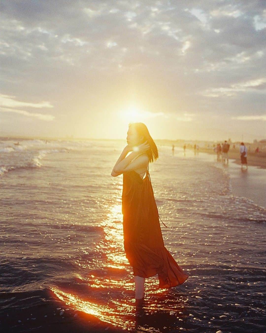 haru wagnusのインスタグラム：「Sunset mood #4sbfilms #filmisnotdead  ㅤㅤㅤㅤㅤㅤㅤㅤㅤㅤㅤㅤㅤ 夕陽沈む瞬間を身体で浴びながら 切ない気持ちと多幸感に 満たされていくのは何でなんだろう？ ㅤㅤㅤㅤㅤㅤㅤㅤㅤㅤㅤㅤㅤ…多分、この一瞬がもう帰ってこないから 寂しいけど、今見れている世界の美しさが 愛おしくて仕方がなくなるんだろうなぁ。 ㅤㅤㅤㅤㅤㅤㅤㅤㅤㅤㅤㅤㅤ ま、今夜はそんなポエミーなことを思ったわけです。 ㅤㅤㅤㅤㅤㅤㅤㅤㅤㅤㅤㅤㅤ ㅤㅤㅤㅤㅤㅤㅤㅤㅤㅤㅤㅤㅤ #sunset_pics #sunsetlovers #sunaesthetic #sunsetlounge  #sunsetcaptures #enosima  #鵠沼海岸 #鵠沼海岸 #江ノ島海岸   ㅤㅤㅤㅤㅤㅤㅤㅤㅤㅤㅤㅤㅤ」