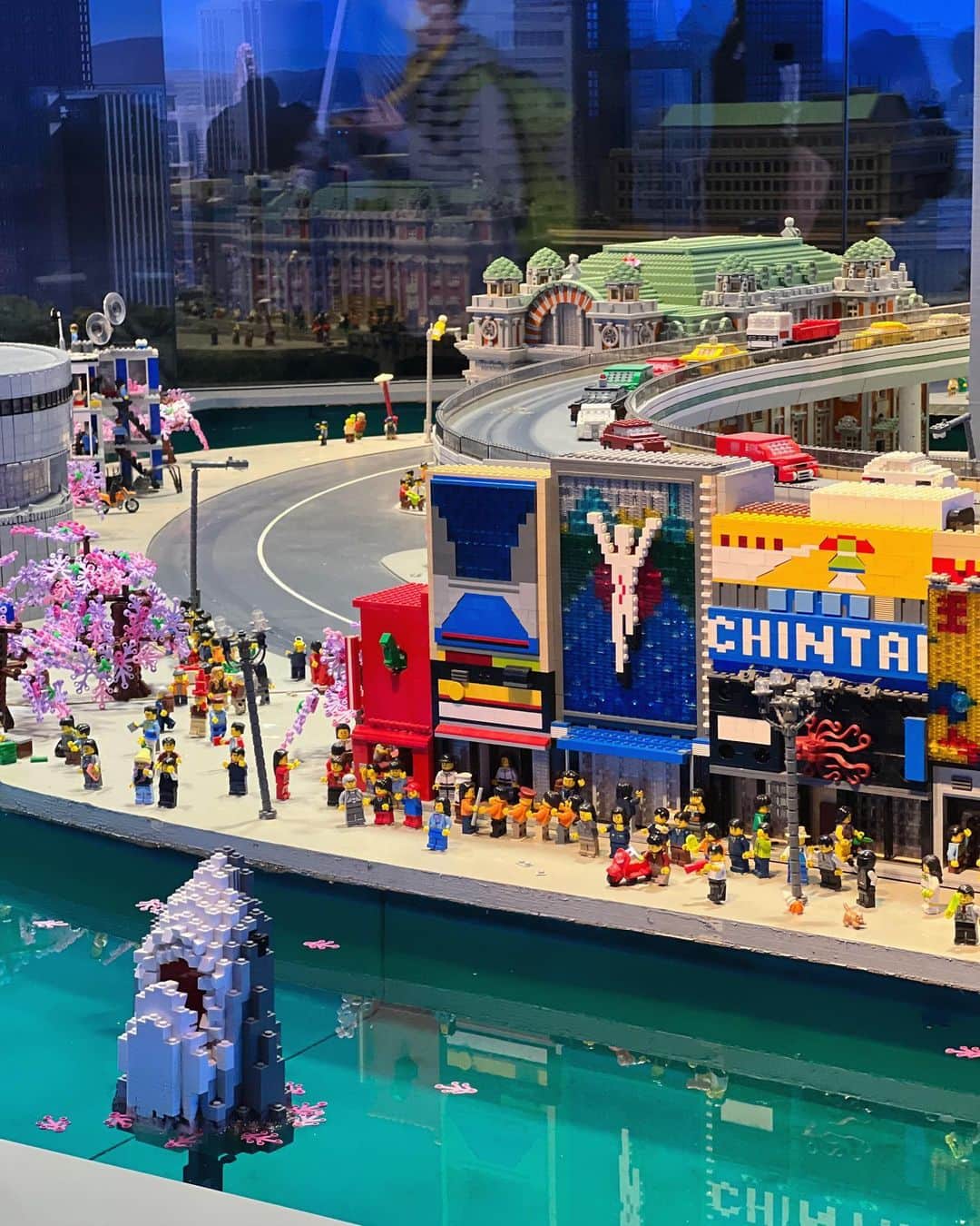urakoのインスタグラム：「. 先日大阪のレゴランドへ行ってきました🧱 . 最近LEGOにハマっている👦🏻 楽しそうな顔が沢山見られて良かった🥰 . 👦🏻👦🏻達は 自分で車作って走らせるのにハマって 何回も作っては走らせるのを楽しんでいました☺️ . アトラクションも楽しかったな♪ ワークショップは時間が合わなくて出来なかったので ぜひ次回はやりたいな〜！！ . LEGOで出来たミニチュアの大阪の街などなども可愛くて 大人も楽しめる空間でした . . 室内で天候を気にしなくていいので 雨の日も楽しめるのも良いです🙆‍♀️ またすぐ行きたいな🫶 . . @ldcosaka  #レゴランドディスカバリーセンター大阪  #レゴランド」