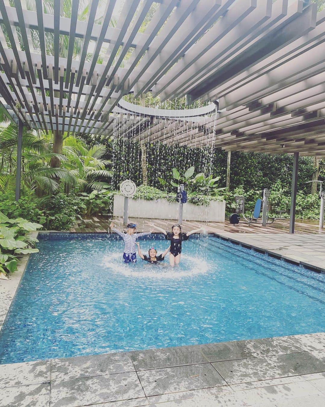 渡辺由香さんのインスタグラム写真 - (渡辺由香Instagram)「シンガポールでは everyday poolだった日々🌴 今思うとサイコーだったな🥹 @tw2021twtw のオーダーした 水着コルセットが出発日に届いた奇跡🤍 着やすいし、水着にも DAILYにも使えるしこれは良き👌 逆録画？がブーメランしか分からずw だれか教えてw はぁ😮‍💨 現実はハナボのお勉強やりなさい！バトルやら送迎やらで バタバタです、、、  ちなみに渡辺さんこの年にして 英会話教室はじめたってよ😎🤙w  ちなみに月2しかUPしなかった インスタフィードも頑張るってよw  #singapore #singaporediaries  #summerfashion #gwtrip」5月11日 22時56分 - yukawatanabe_hanabo