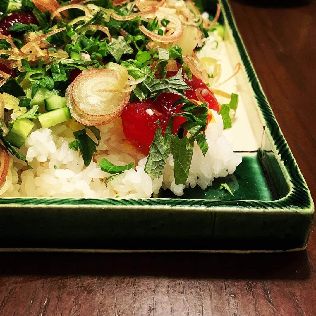 志摩有子さんのインスタグラム写真 - (志摩有子Instagram)「お寿司の〆に食べるトロタク巻きをちらし寿司にしてみた。この組み合わせは鉄板！ 炒りごまを混ぜた寿司飯に細切りにしたたくあん，漬けにしたマグロ、角切り胡瓜、万能ねぎ、大葉、茗荷と薬味たっぷりに。 そのままでも海苔で巻いても。  #トロタク #とろたっきゅう #とろたくちらし」5月11日 23時03分 - ariko418