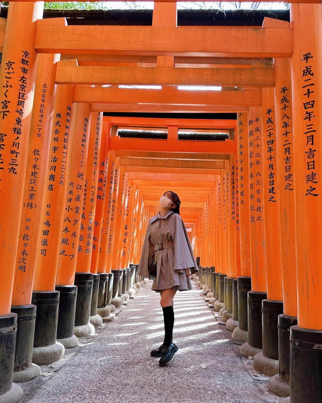西田ひらりのインスタグラム：「京都観光part2  伏見稲荷大社にお参りへ⛩ 千本鳥居の迫力はやはりすごかったです…！  ちなみに京都で来ていたアウターは @snidel_official のものです♡ 探偵さんみたいなシルエットが可愛すぎて一目惚れっ🥸」