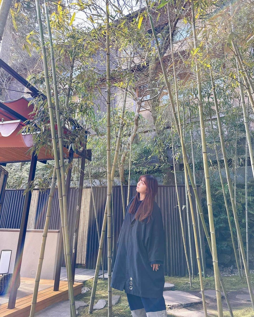 西田ひらりさんのインスタグラム写真 - (西田ひらりInstagram)「京都観光part2  伏見稲荷大社にお参りへ⛩ 千本鳥居の迫力はやはりすごかったです…！  ちなみに京都で来ていたアウターは @snidel_official のものです♡ 探偵さんみたいなシルエットが可愛すぎて一目惚れっ🥸」5月11日 23時04分 - hirari_nishida