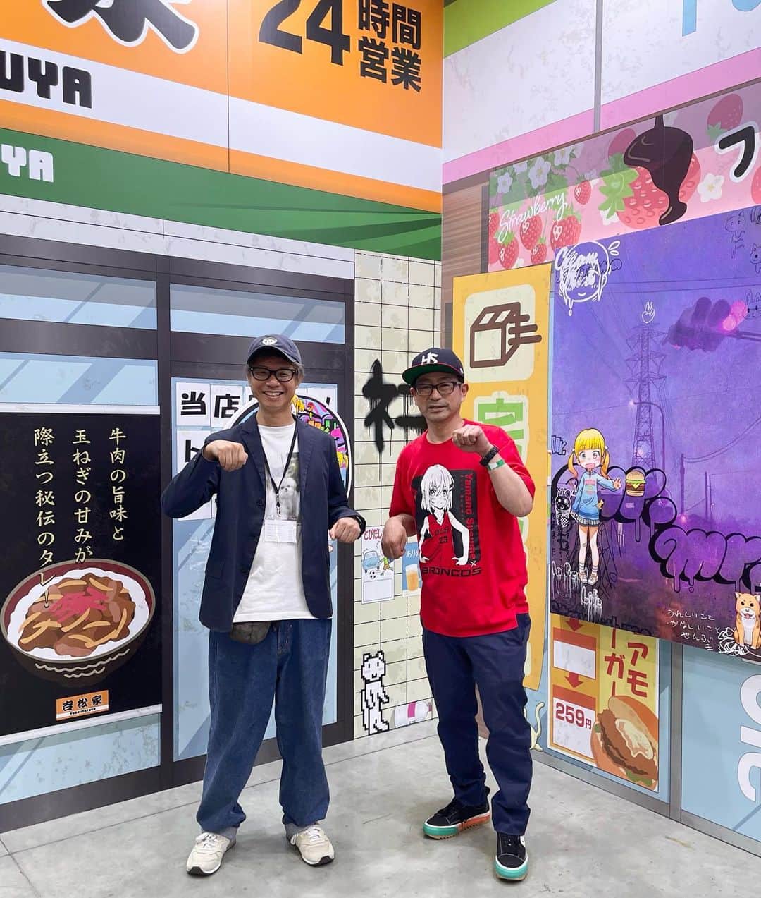 本秀康さんのインスタグラム写真 - (本秀康Instagram)「台湾のアートフェア「台北當代」のプレビューに参加しました。明日から3日間開催です。カイカイキキのブースに僕の絵がありますので、台湾のかた、是非ご覧ください！写真は村上隆さん、ミスターさんと。#taipeidangdai #kaikaikiki #takashimurakami #本秀康 #hideyasumoto #oilpainting」5月11日 23時06分 - hideyasu_moto
