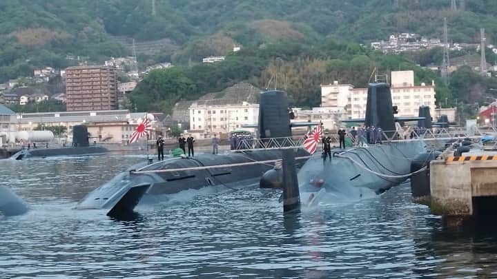 高本剛志さんのインスタグラム写真 - (高本剛志Instagram)「護衛艦たかもと 木曜ですが動画アップ完了！  呉湾艦船めぐりのオマケです！ 潜水艦の自衛艦旗降下をご覧下さい(￣^￣)ゞ  全方位撮影できるカメラが欲しい。 乗組員総員集合～っ！ ヨーソロー！(￣^￣)ゞ youtu.be/5iHHl6e3QLE #海上自衛隊#海自 #jmsdf#潜水艦 #呉#呉湾艦船めぐり #夕呉クルーズ」5月11日 23時06分 - takamoto76