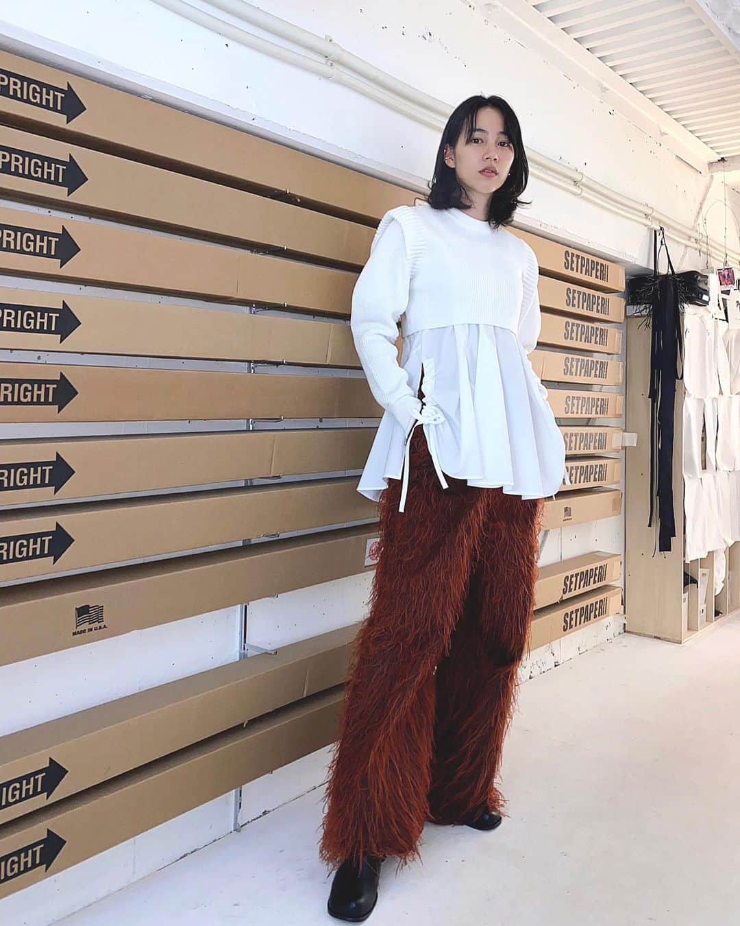 のん（能年玲奈）のインスタグラム：「少し前の私服。 これ大ぶりのイヤカフ。 気に入ってるやつ👂」