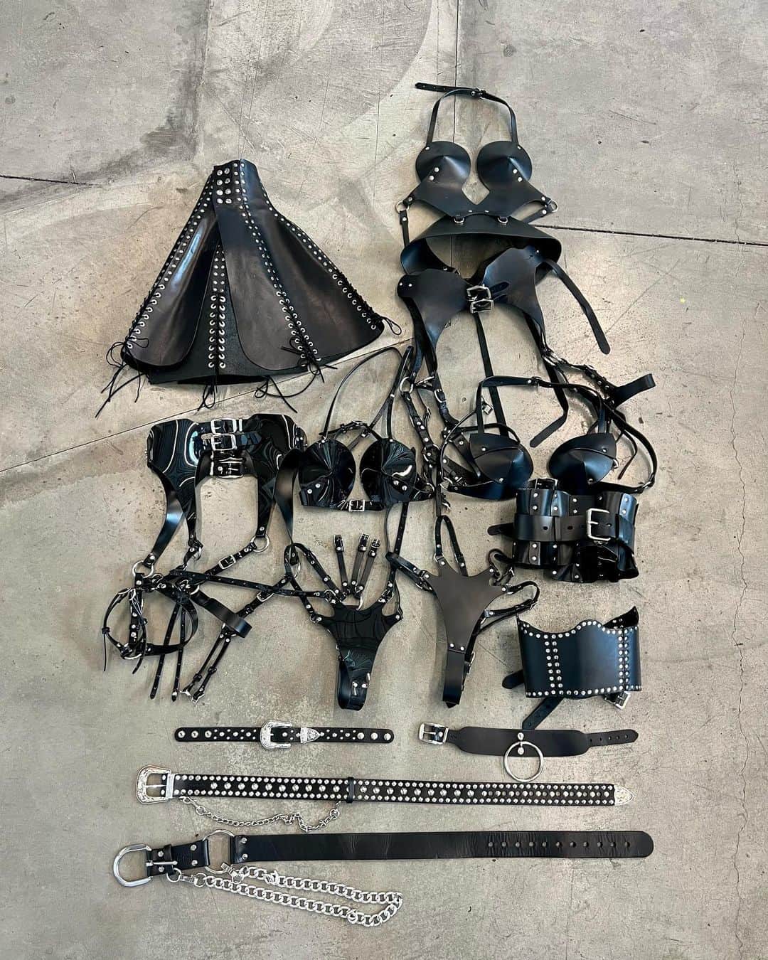 ZANA BAYNEのインスタグラム：「Just the bare necessities 🌹」