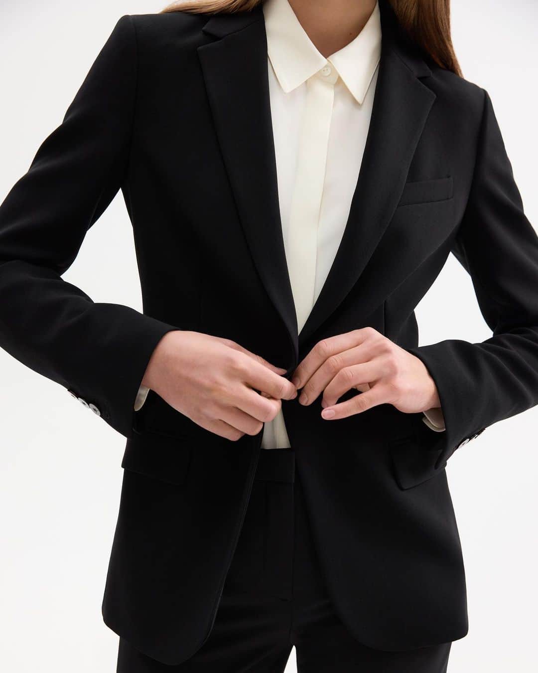 セオリーさんのインスタグラム写真 - (セオリーInstagram)「The Perfect Suit. Strong tailoring, quiet confidence.」5月11日 23時17分 - theory__