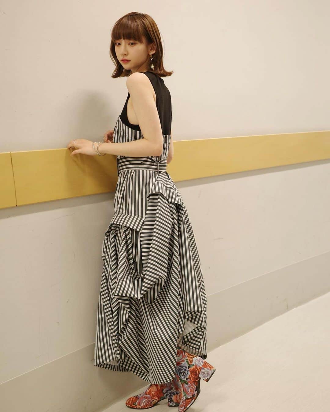 荻野由佳のインスタグラム：「@sachiemon  @san.risa.3   👗@the.pr_  @seivson  👠@daniella_and_gemma 👂@pani_pani222 💍@anemone_official」
